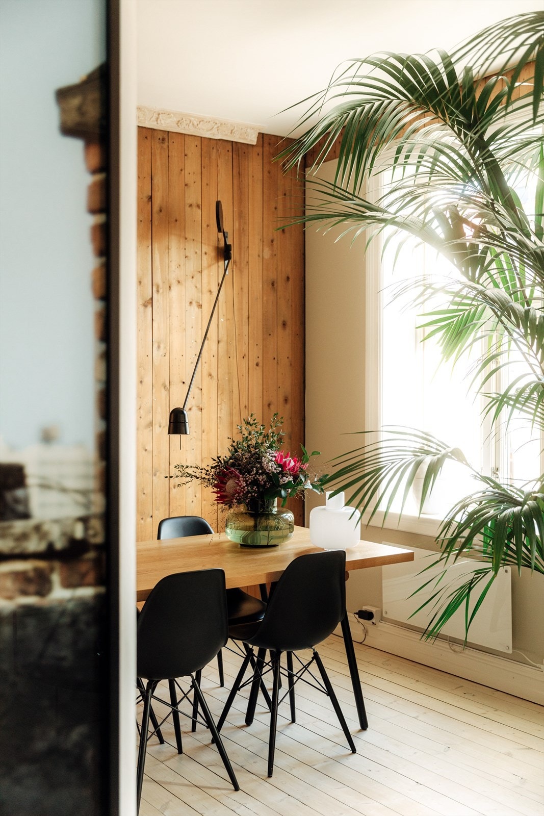 Leiligheten har store, praktfulle vindusflater med dype vindusposter - perfekt for pynt og dekor Galleribilde