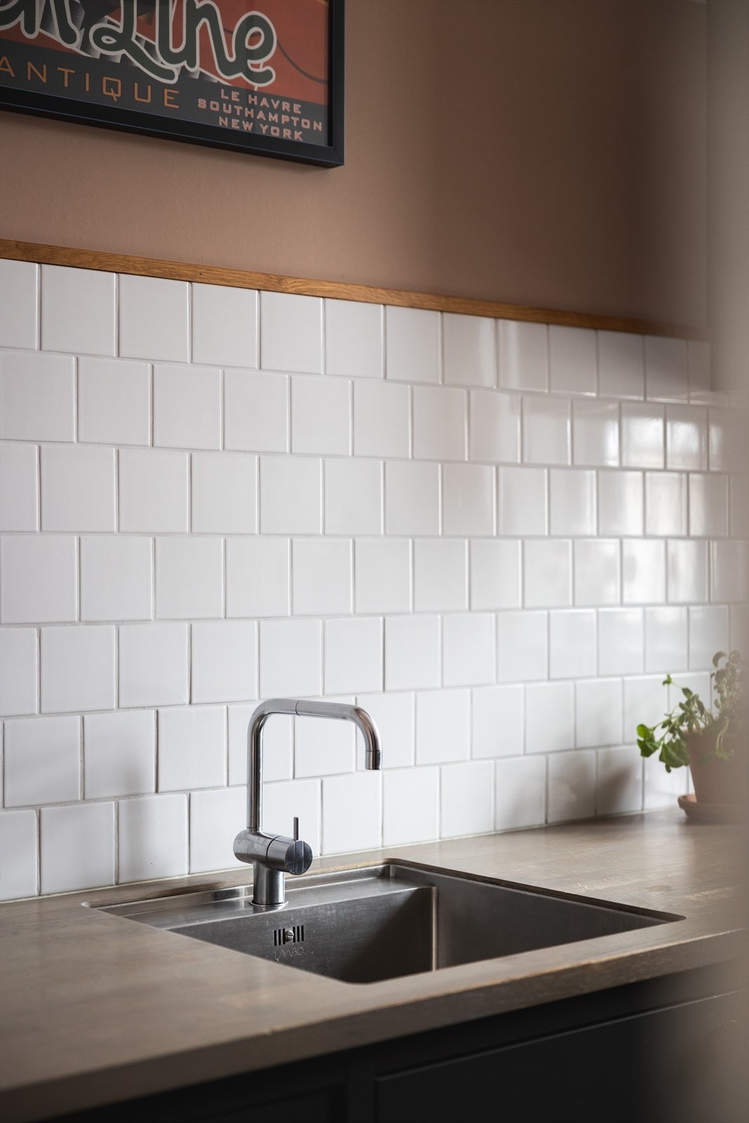 Kjøkkenet har underlimt kum og tidløst armatur fra Vola med dobbelt svingbar tut slik at man får spylt hele vasken Galleribilde