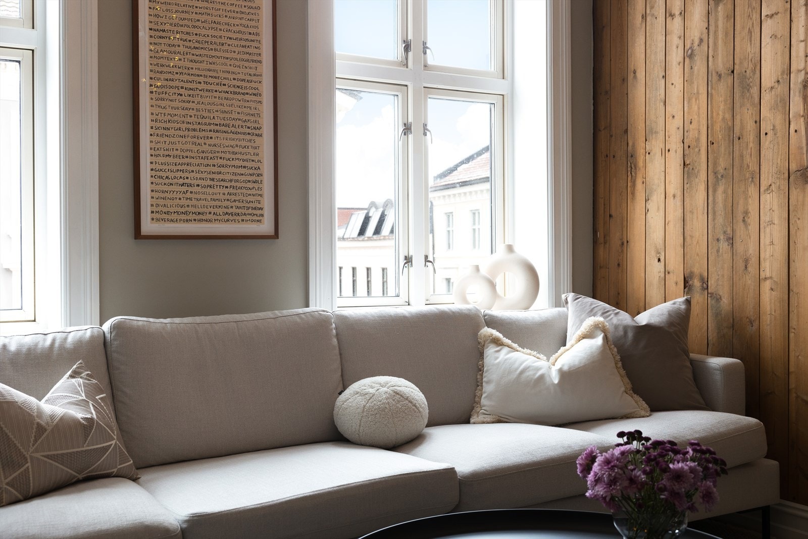 Leiligheten er gjennomgående og gir godt lys til oppholdsrommene Galleribilde