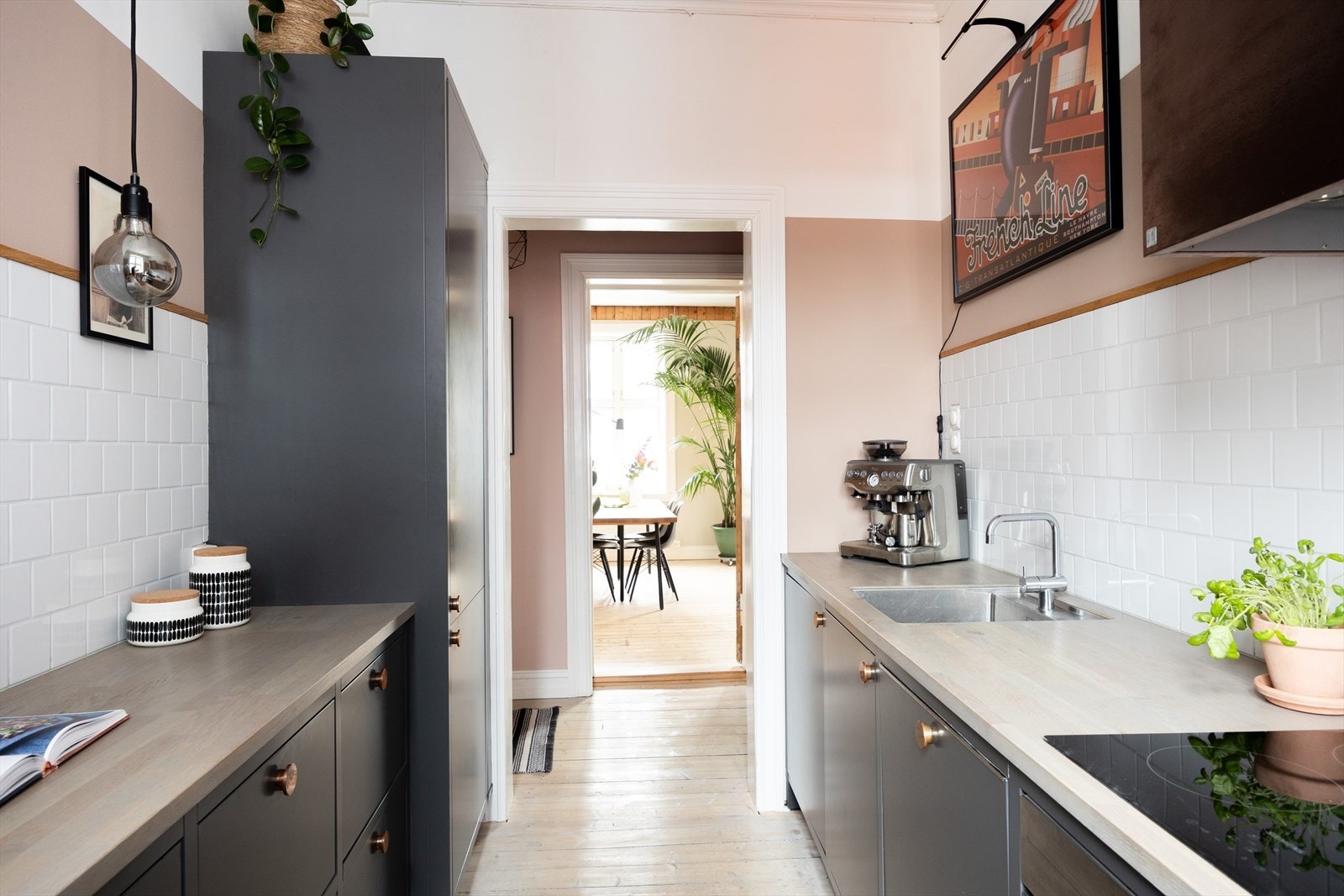 Integrerte hvitevarer består av induksjon platetopp, stekeovn, oppvaskmaskin, vaskemaskin og kjøl/fryseskap Galleribilde