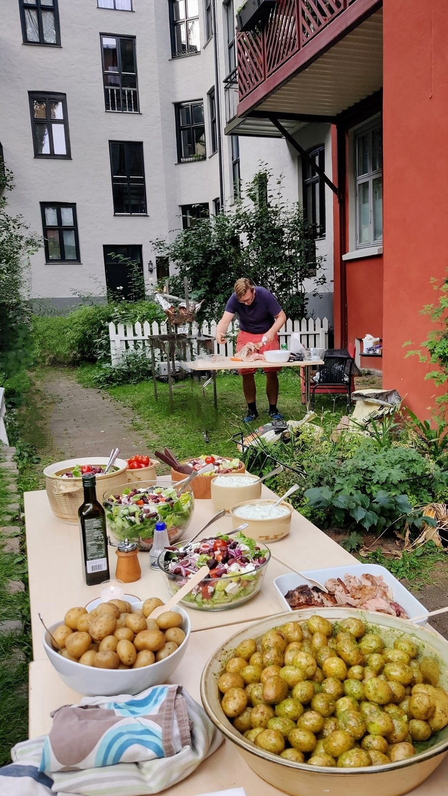 Et velholdt sameie og hyggelige naboer! Selgers eget bilde fra den årlige sensommerfesten med helgrilling av lam Galleribilde