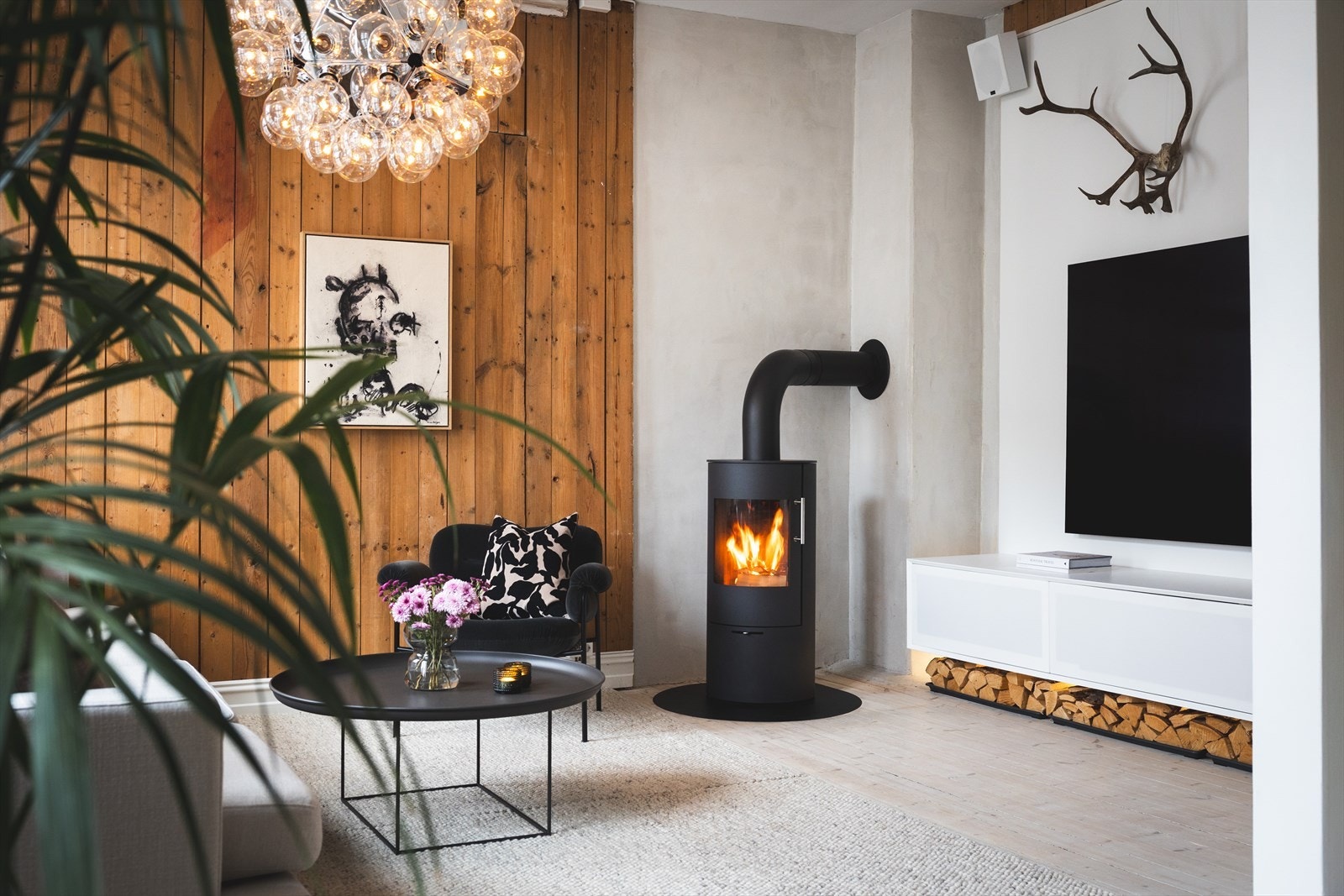 I tillegg til panelovner og gulvvarme på bad har leiligheten en moderne og rentbrennende peis som avgir god varme Galleribilde