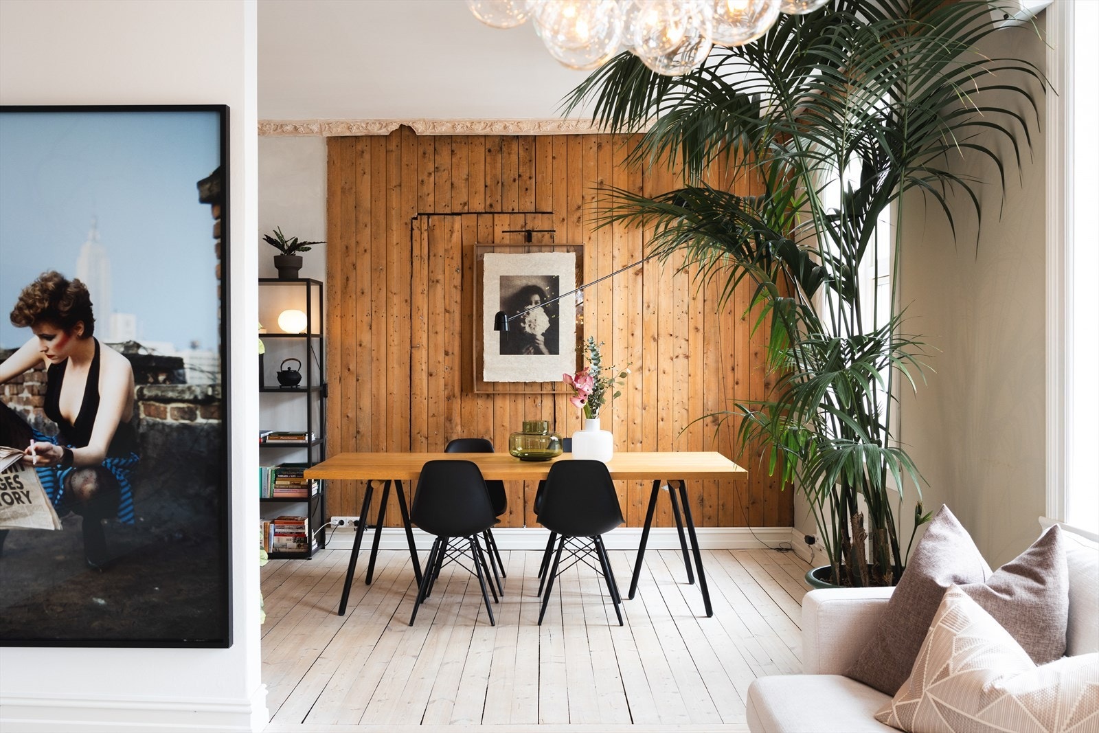 Åpent og sosialt, samtidig naturlig soneinndeling. Her er det god plass til å samle familie og venner rundt et stort spisebord Galleribilde