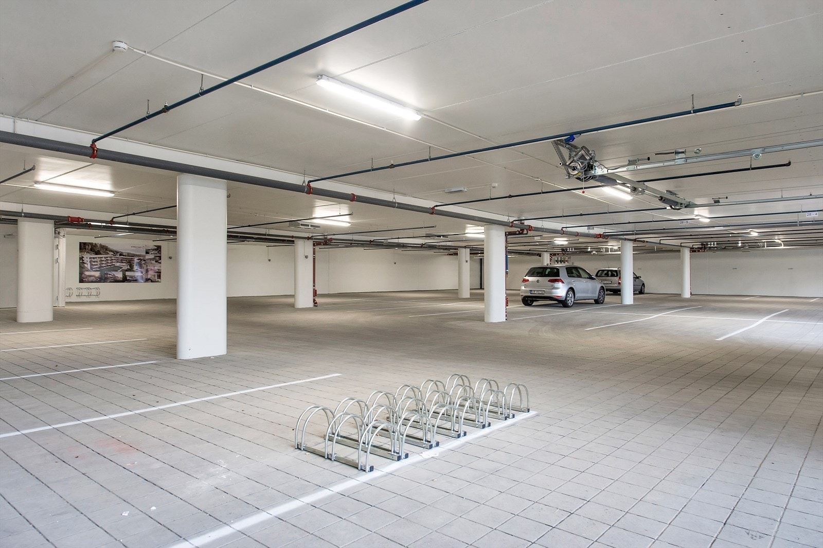 Parkeringskjeller. Til leiligheten tilhører det én parkeringsplass. Det er også mulig å kjøpe ekstra parkeringsplass etter nærmere avtale.jpg Galleribilde