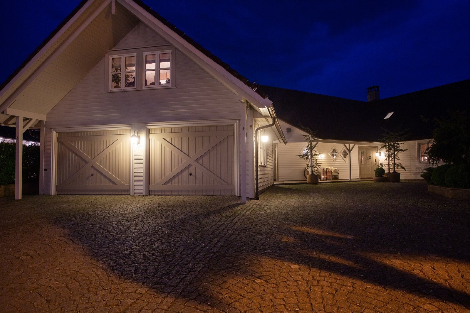 Frittstående garasje med isolerte vegger og innredet loft Galleribilde