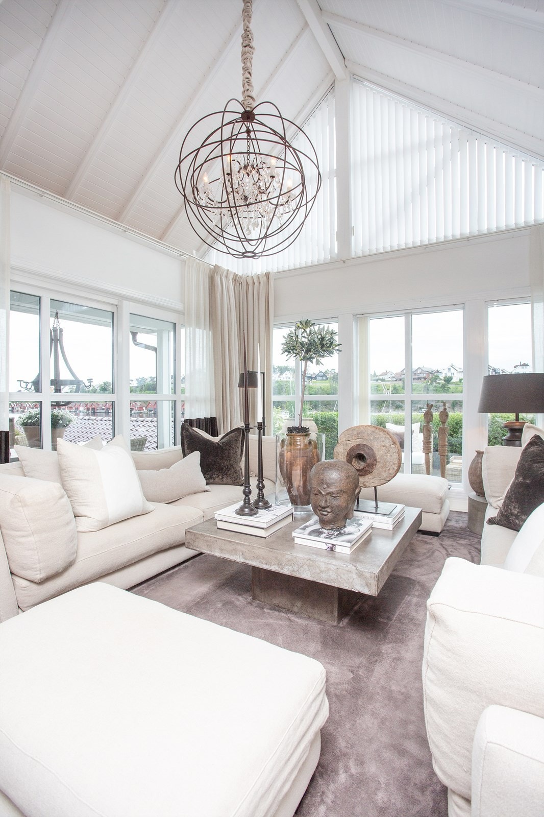 God takhøyde i stuen og generøse vindusflater fremhever boligens kvaliteter Galleribilde