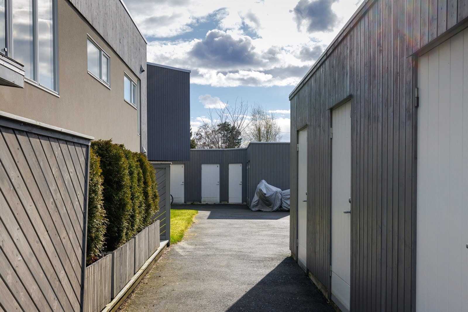 Leiligheten disponerer forresten en sportsbod her ute. Galleribilde