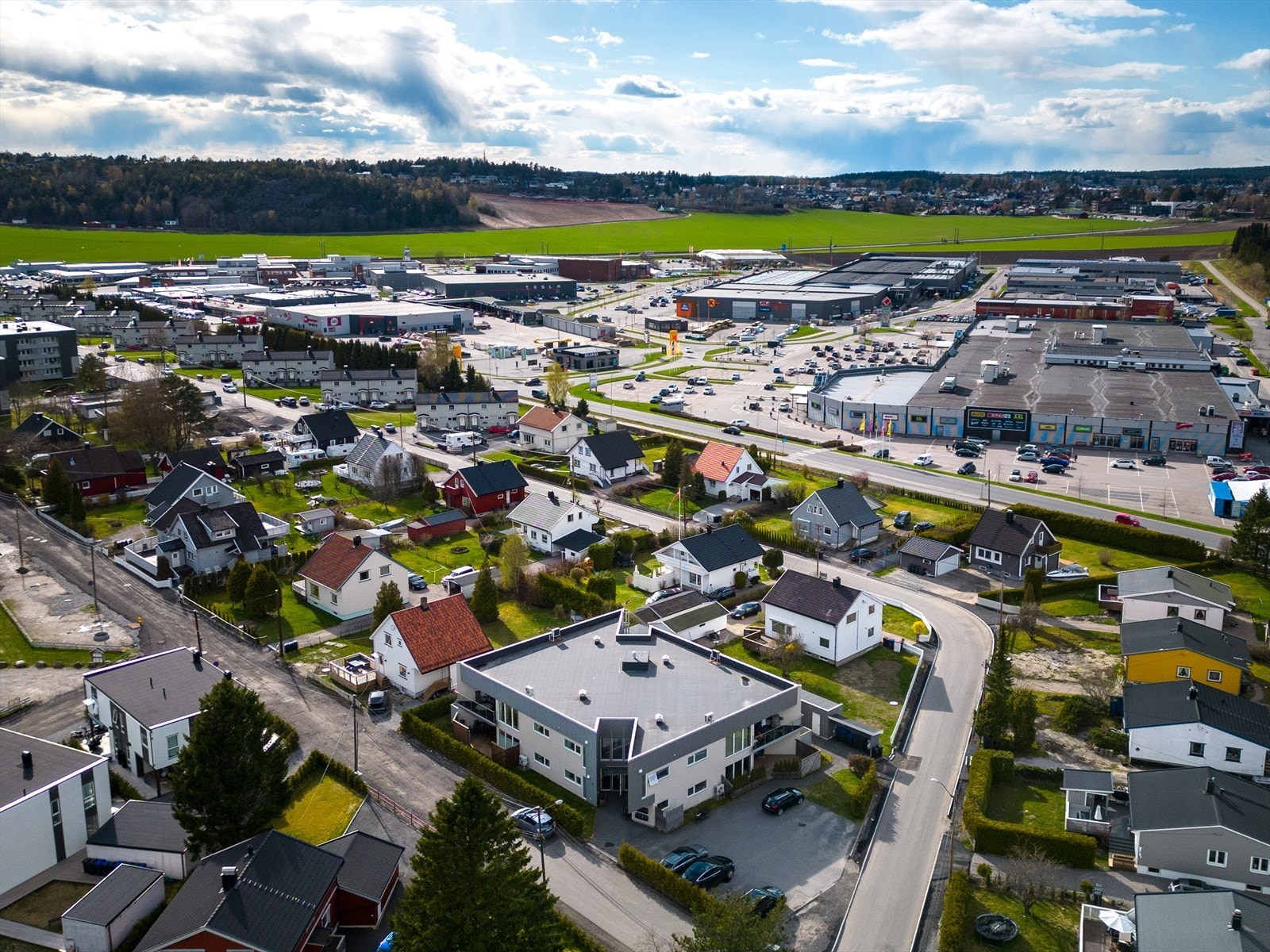 Kort gangavstand unna ligger Tunejordet - en stor samling med kjøpesentre, byggevarer, møbelvarehus, matbutikker og annet. Galleribilde