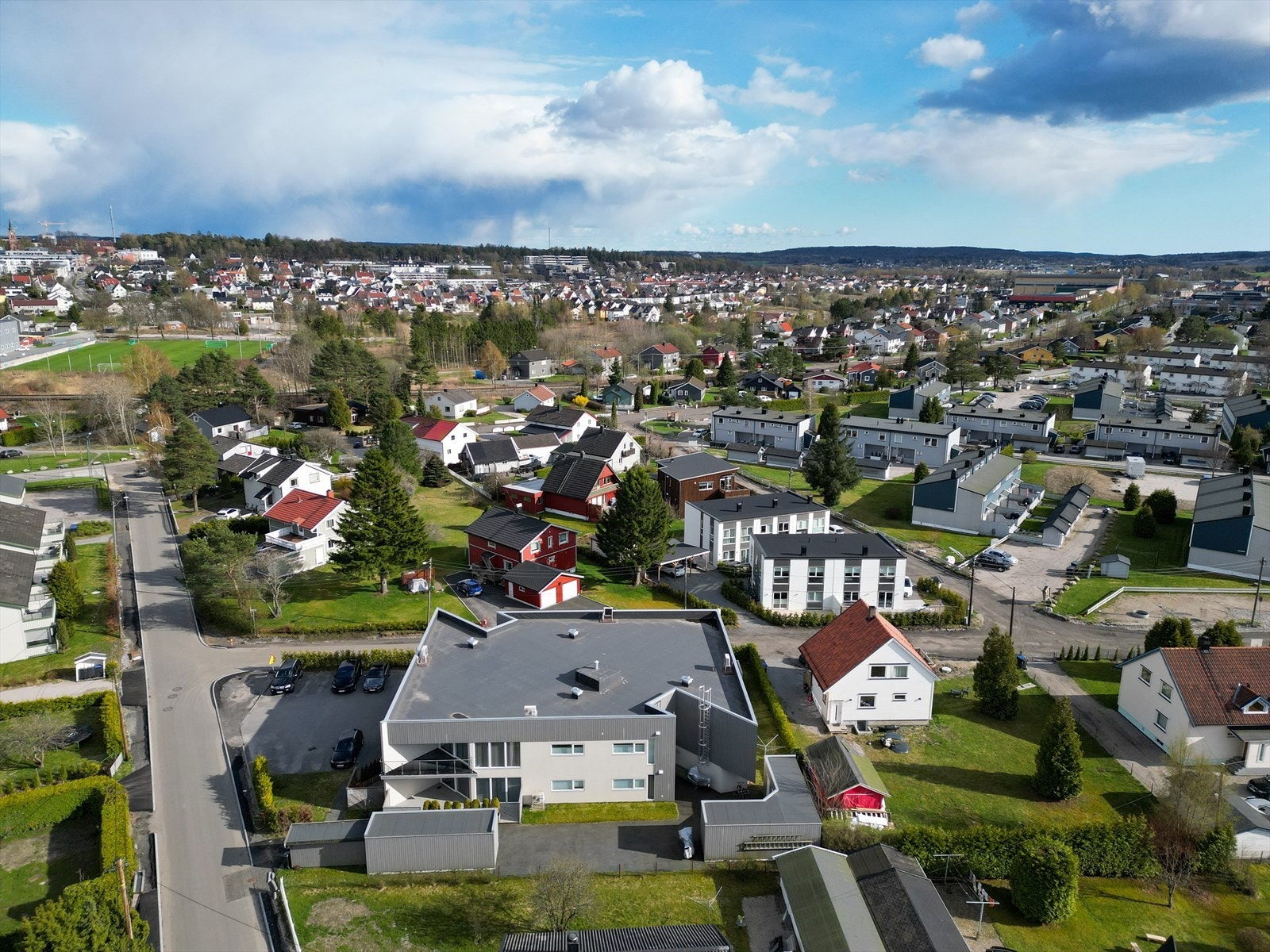 Sameiet ligger 2mm unna Stadion, og i motsatt retning ligger Tunejordet med alt du trenger av butikker. Galleribilde