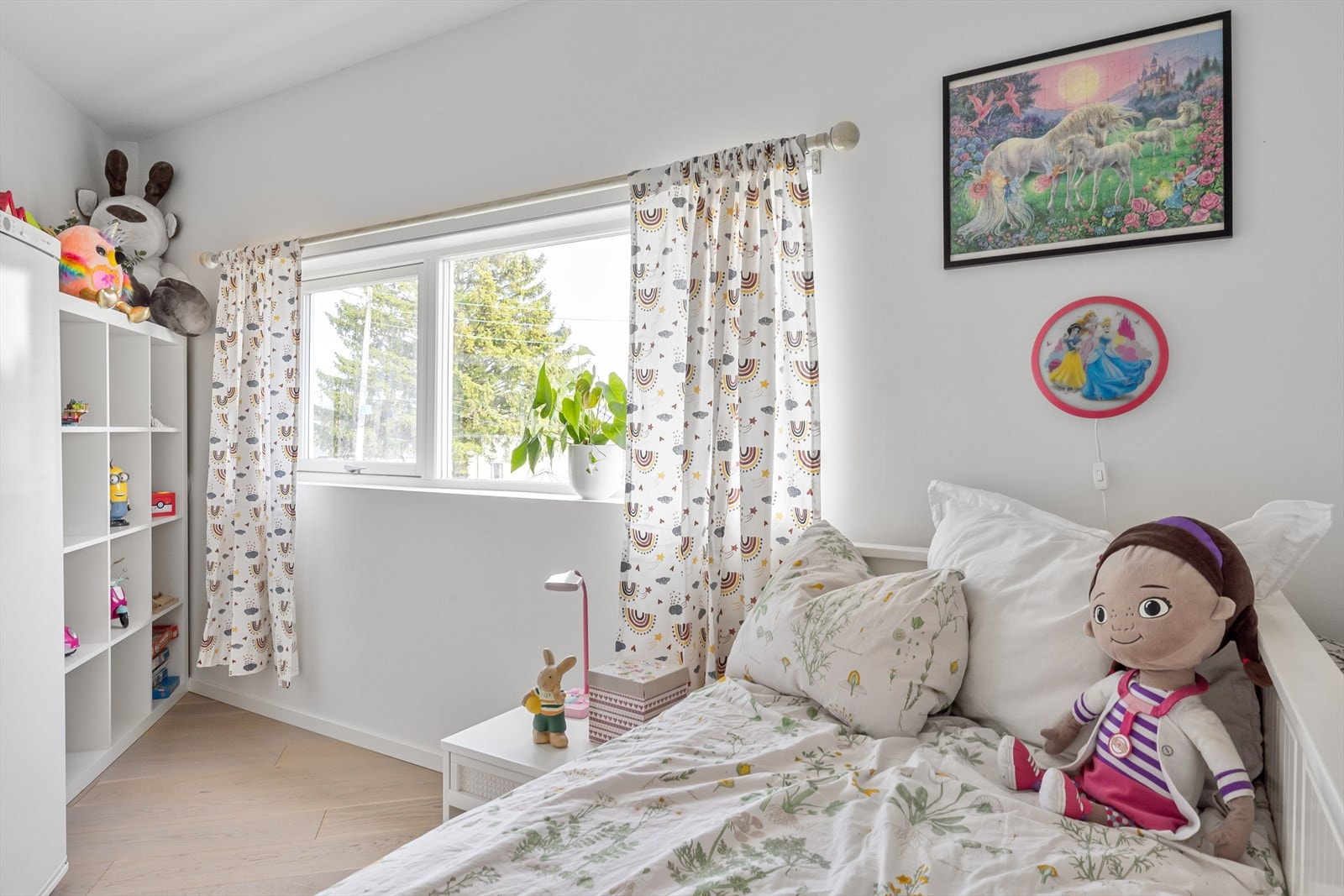 Begge soverommene har litt uvanlig form med enkelte spisse hjørner. En spennende utfordring for møbleringen. Galleribilde