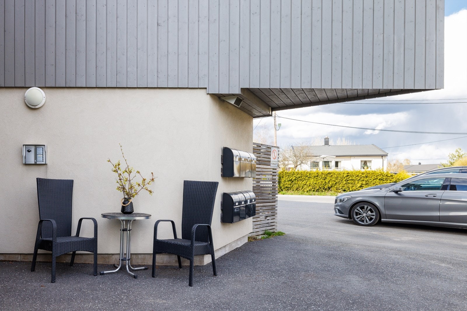 Leiligheten disponerer egen biloppstillingsplass på sameiets asfalterte parkeringsplass. Galleribilde