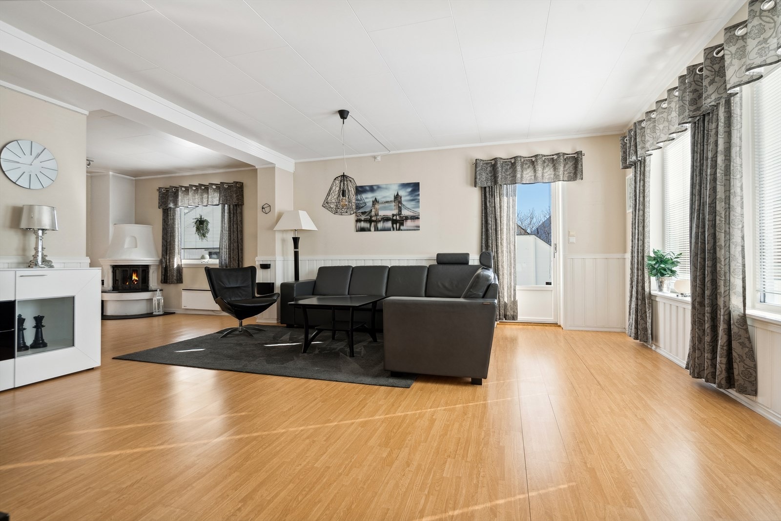 Stuen er av fin størrelse og har rom for flere møbleringsmuligheter. Galleribilde