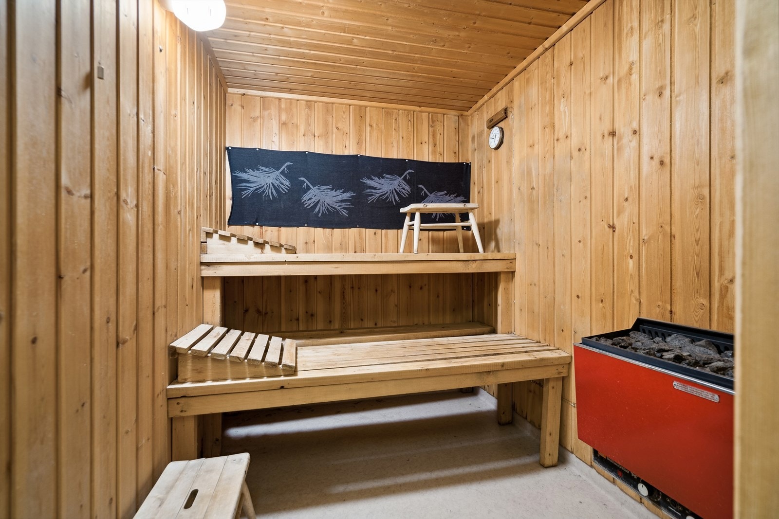 Badstue i kjelleretasje. Vi har ingen godkjente bygningstegninger i kjelleren som samsvarer med dagens bruk. Les mer under ferdigattest/brukstillatelse Galleribilde