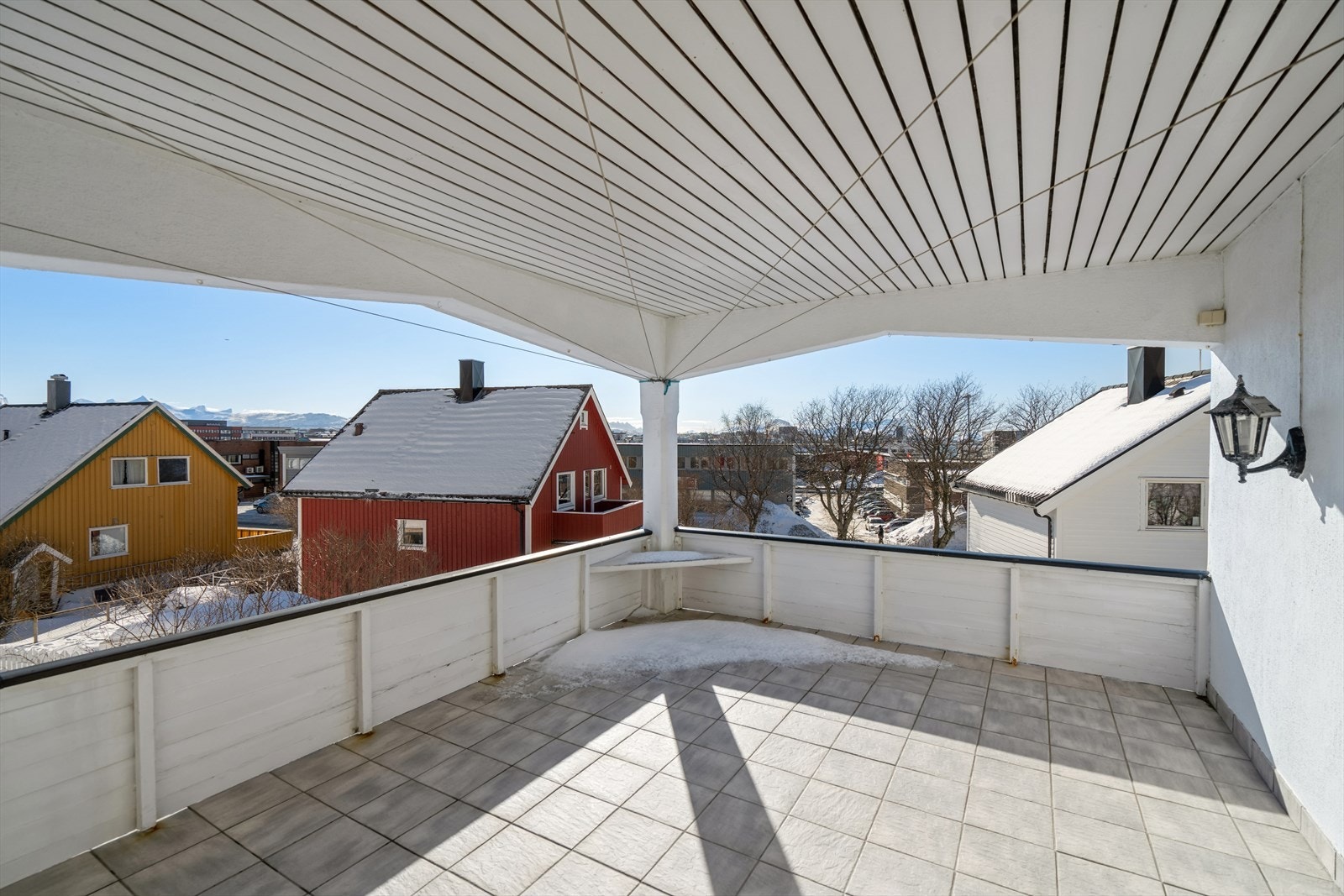 Takoverbygget uteplass. Galleribilde