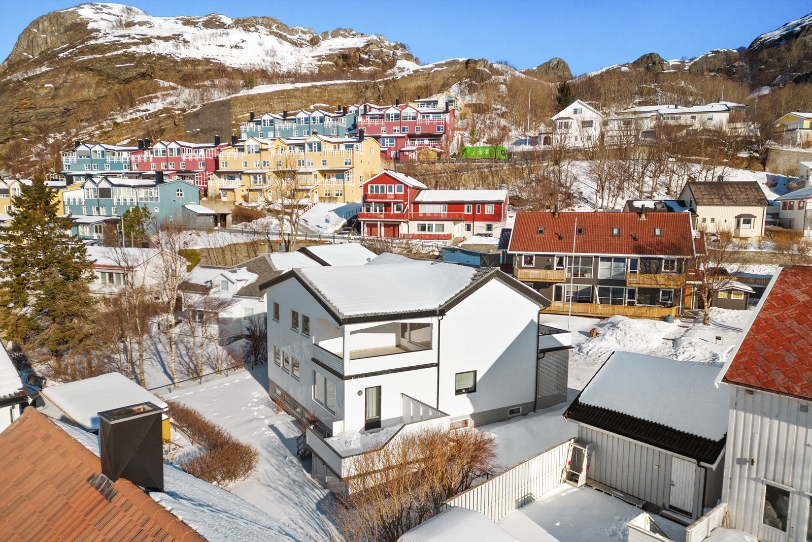 Her er det korte avstander til skoler, barnehage, nærbutikk og gode bussforbindelser like ved samt gangavstand til Bodø sentrum med blant annet kino, Stormen, kjøpesenter og restauranter. Galleribilde