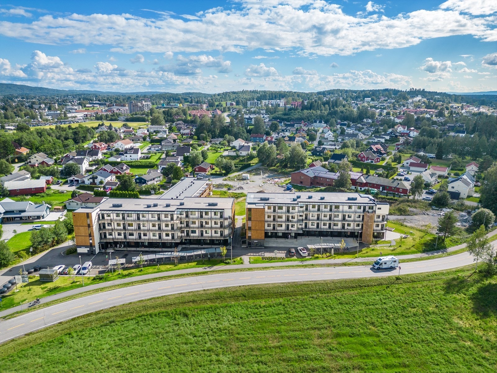 Eiendommen ligger flott til på Eidsvoll verk! Her bor du rolig og landlig samtidig som det er kort vei til alle fasiliteter område byr på og ikke minst togstasjon, med svært gode pendler muligheter. Galleribilde