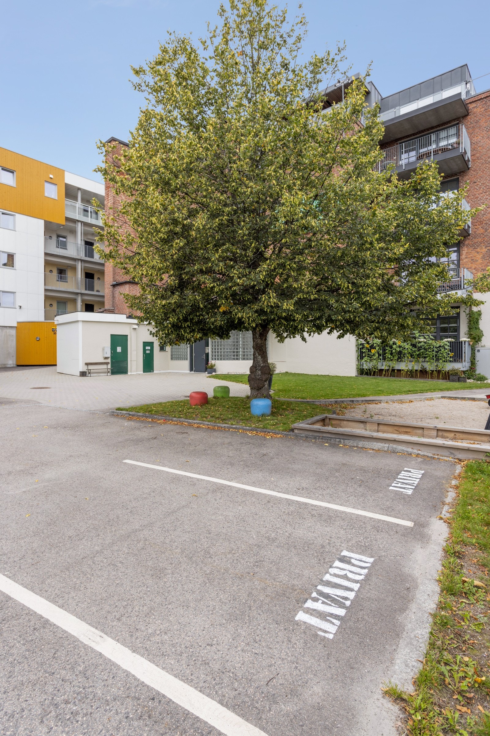Leiligheten har bruksrett til en parkeringsplass. Det er også en bod i kjeller Galleribilde