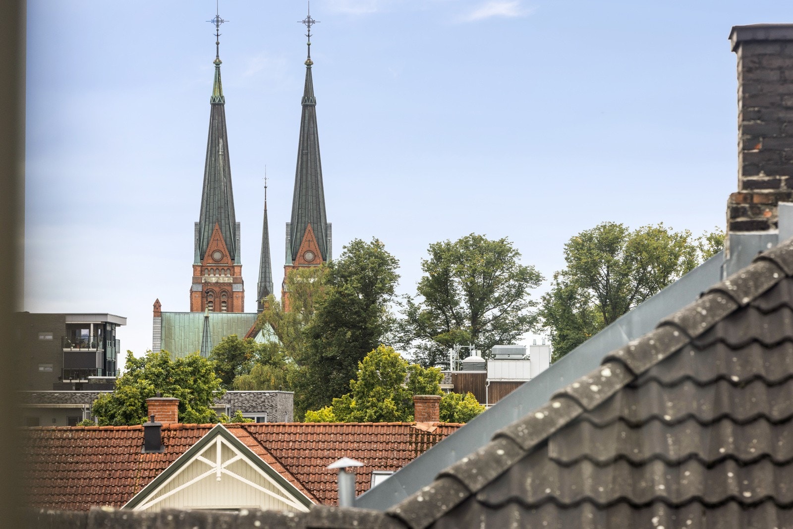 Utsikt mot Skien kirke fra kjøkkenvindu. Galleribilde