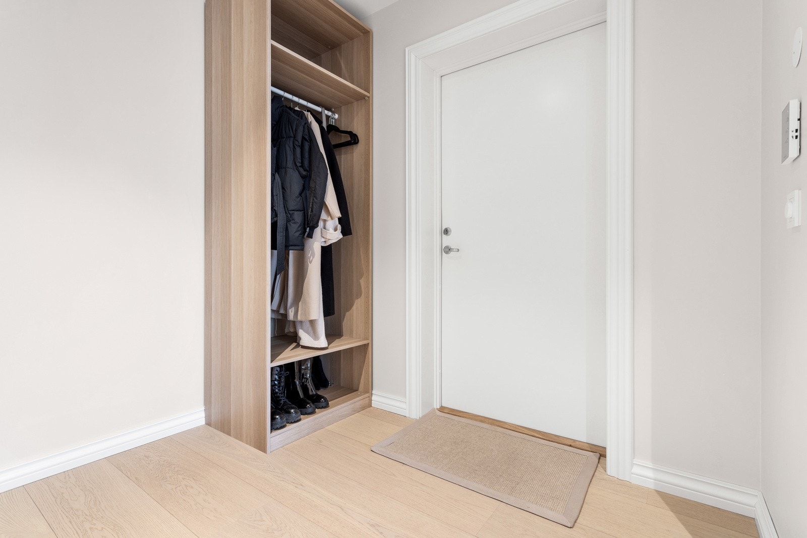 Entreen er lys og innbydende. Møblert med PAX garderobe fra IKEA. Det er lagt opp til strøm for montering av plassbygget skyvedørsgarderobe. Galleribilde