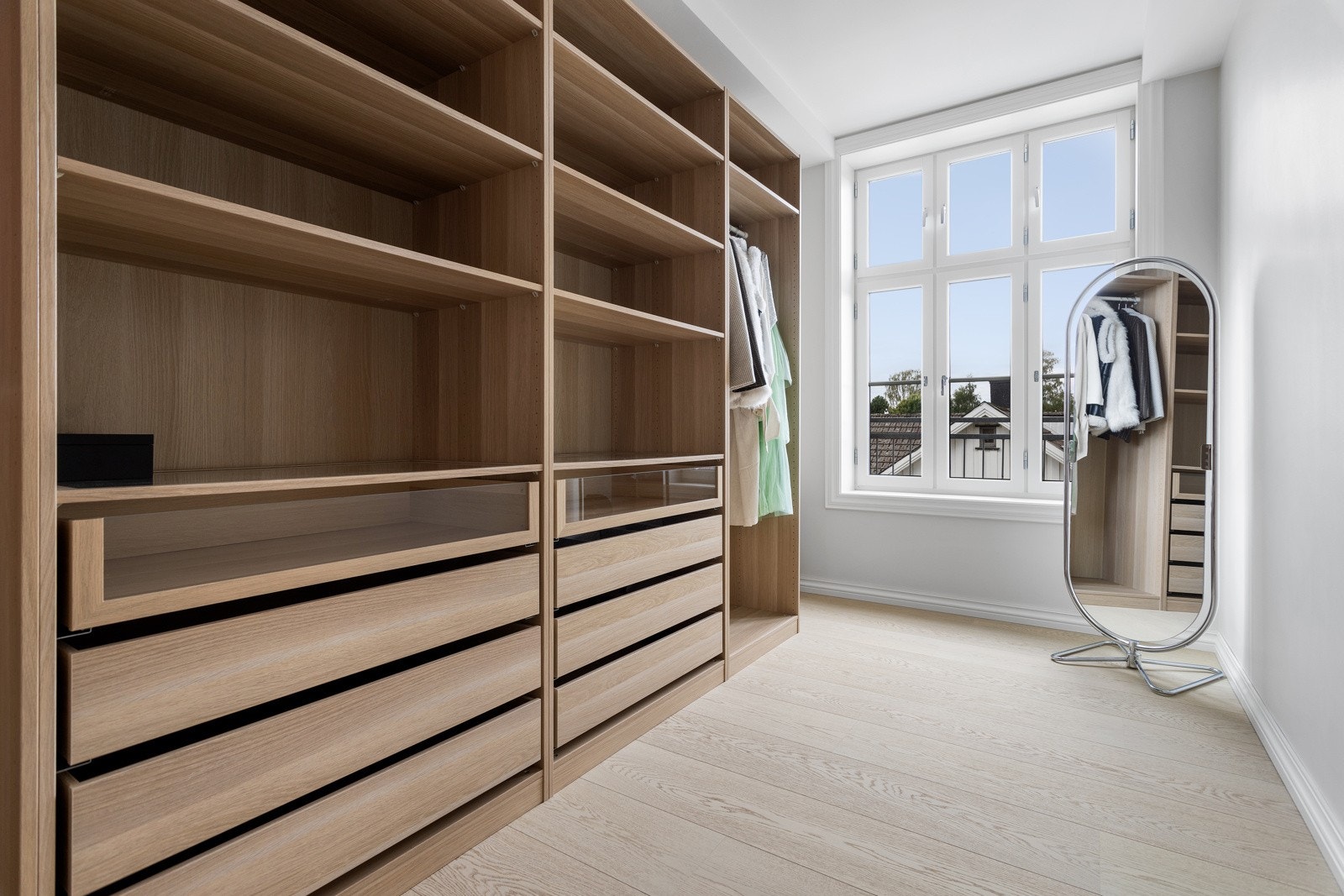 Soverom II er i dag innredet som garderoberom. Møblert med PAX garderobe fra IKEA. Galleribilde