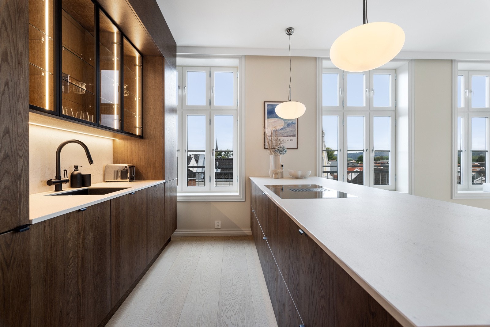Lekker kjøkkeninnredning fra Huseby i en moderne, mørk utførelse med trestruktur Galleribilde