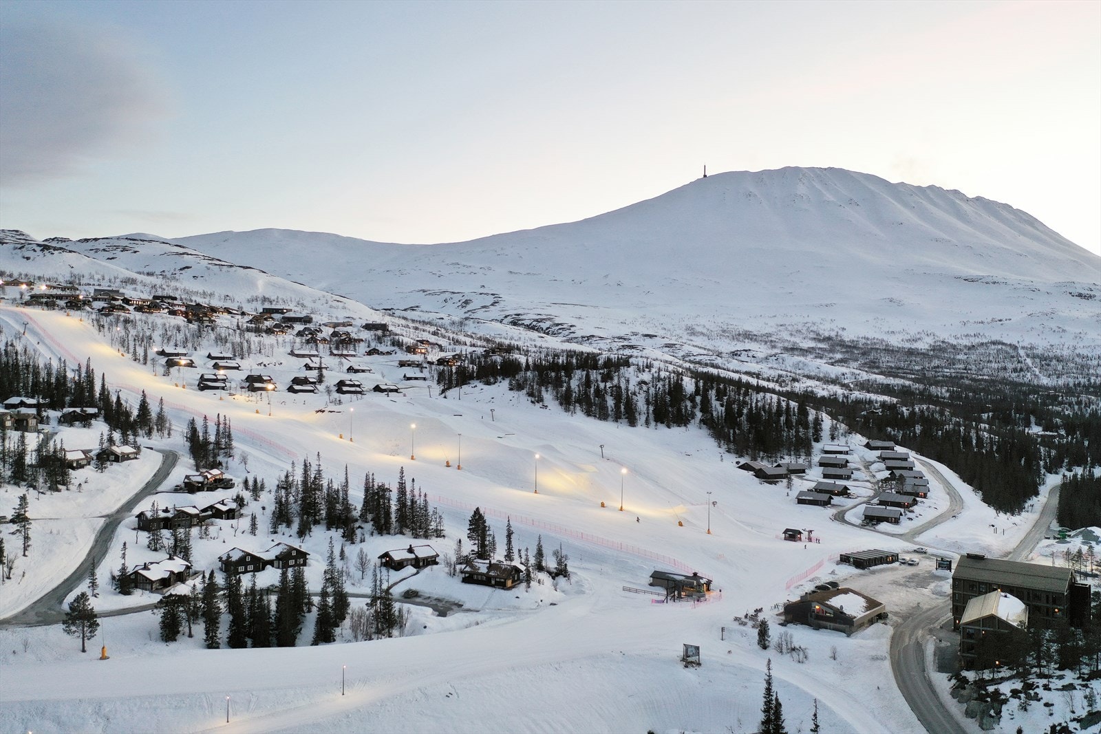 Alpint Vestre del av Gausta skisenter med park og stolheisen Fyrieggekspressen (Ronnyheisen), t-kroken Fyrieggheisen og restauranter Galleribilde