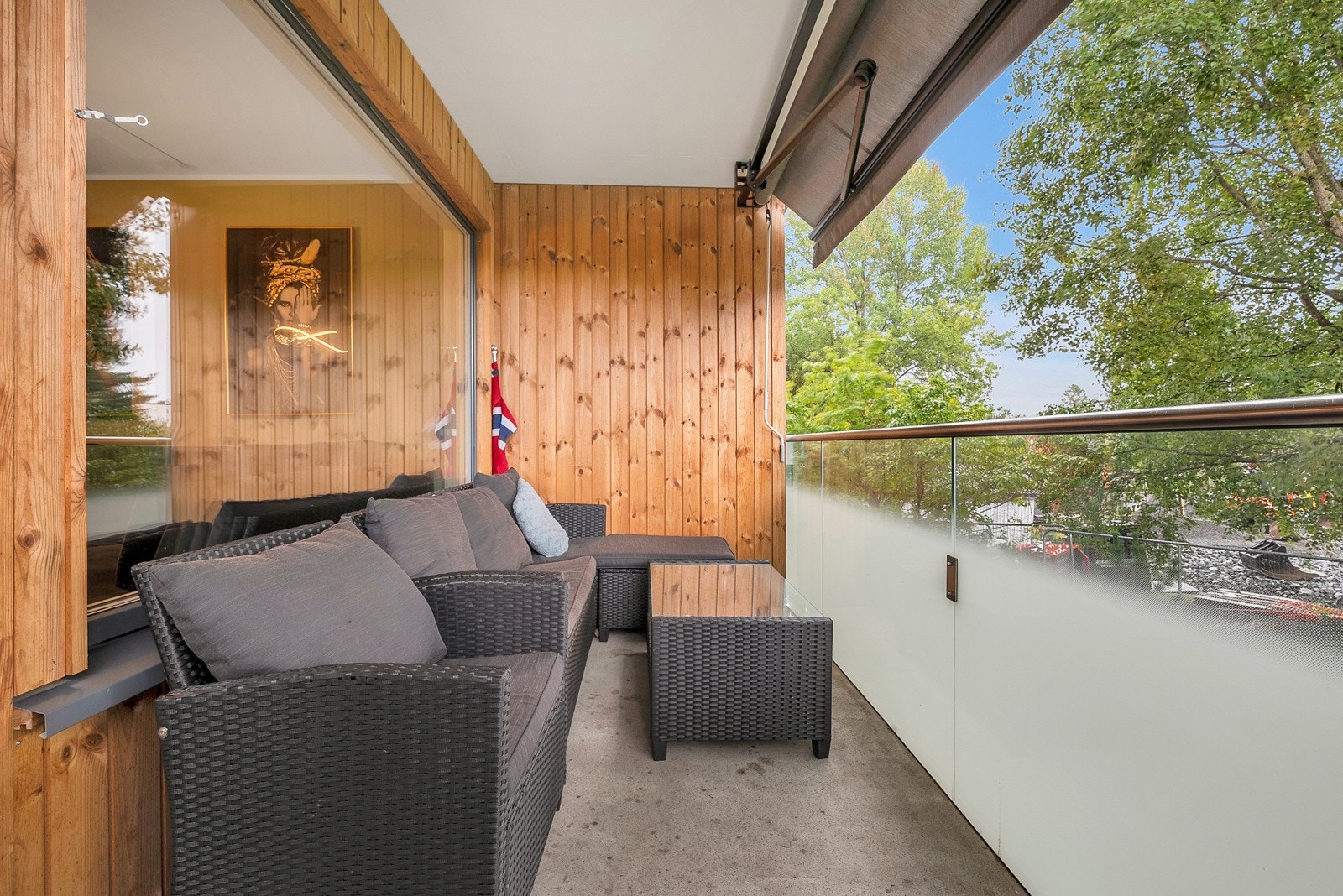 Den romslige balkongen er perfekt for morgenkaffen eller kveldsro. Galleribilde