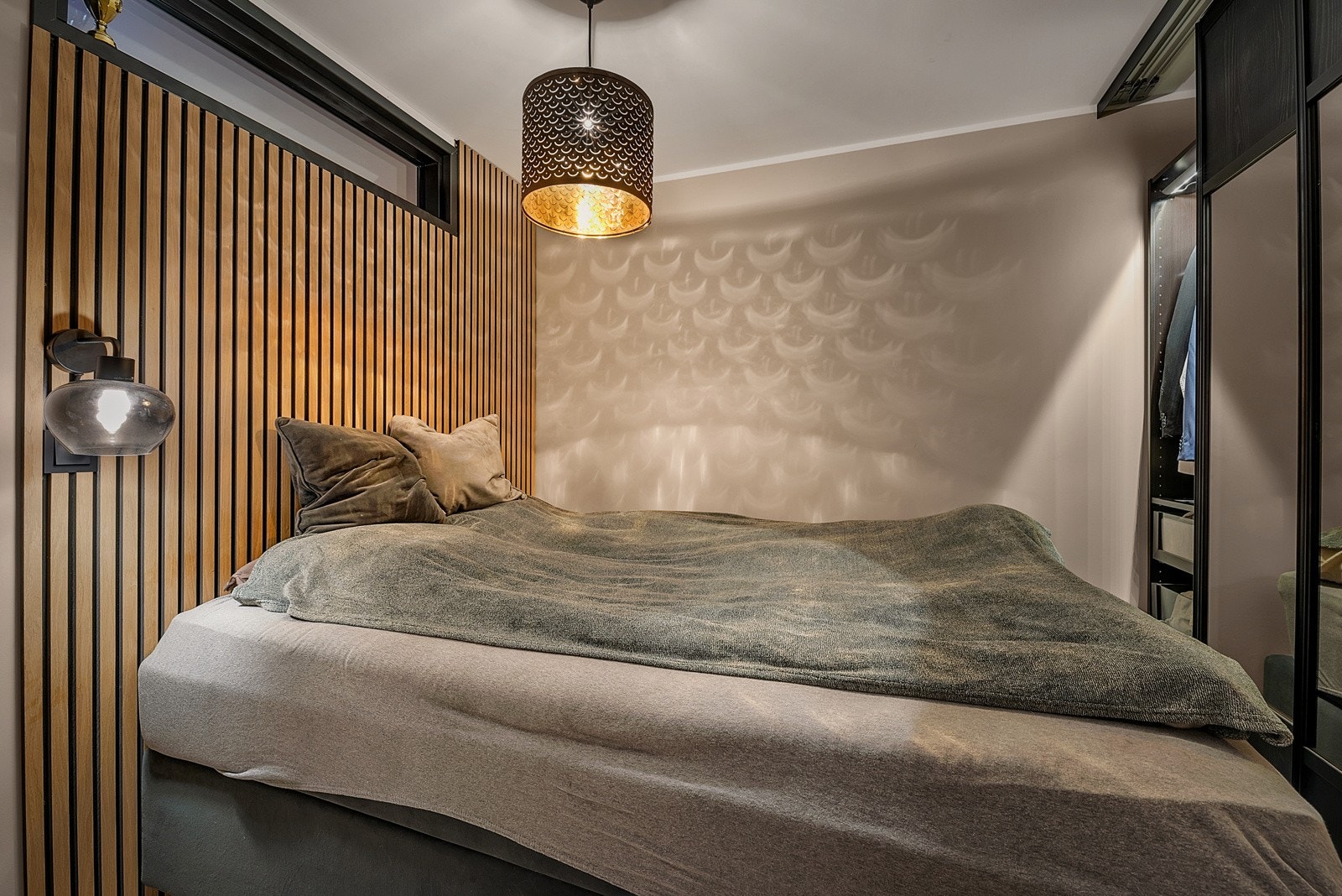 Nyt ekstra oppbevaringsplass med en praktisk skyvedørsgarderobe i alkoven. Galleribilde