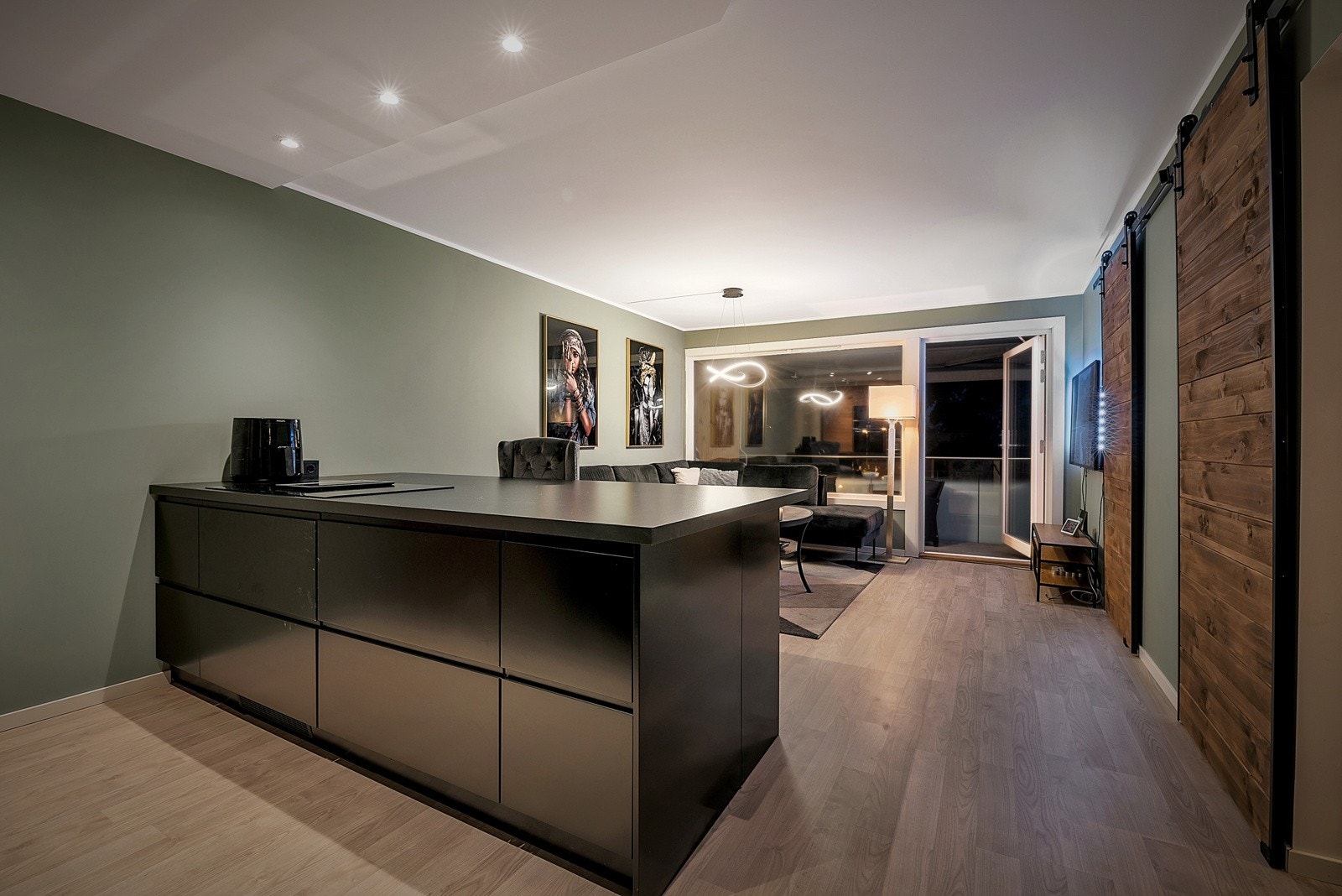 Meget eksklusive hvitevarer med flere spennende funksjoner som gjør matlagingen lettere! Nyoppusset standard gir deg en moderne og tiltalende atmosfære. Galleribilde