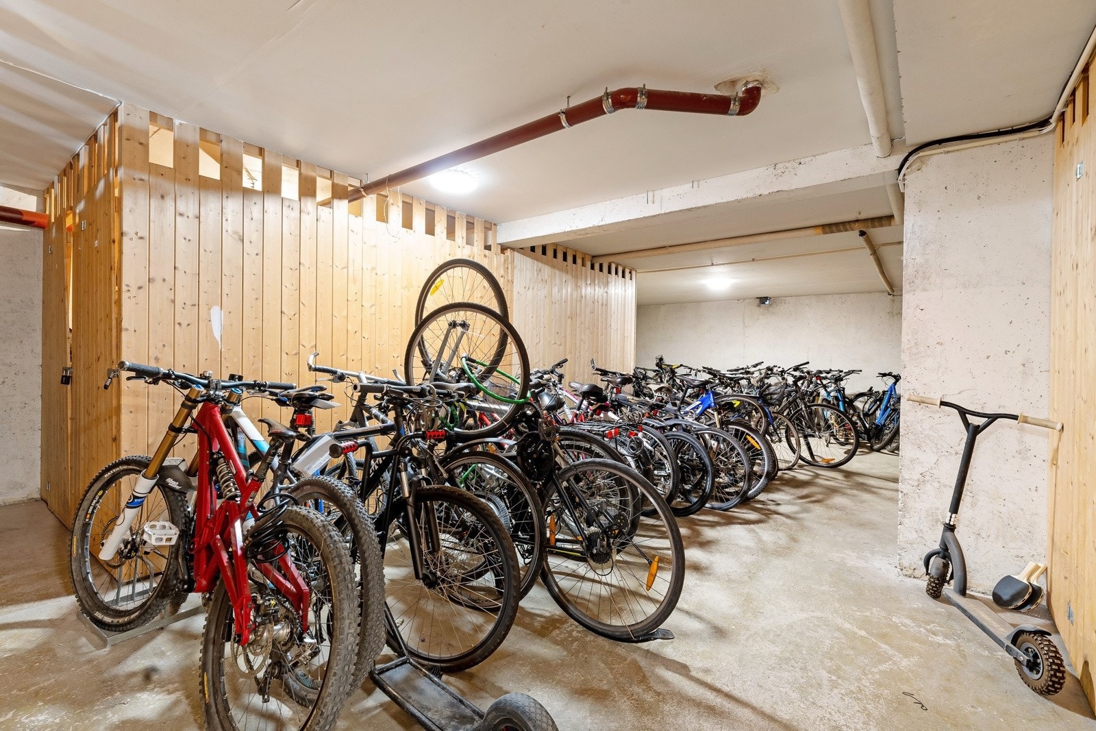 Beboerne i bygget har tilgang til felles sykkelbod i kjelleren. Galleribilde