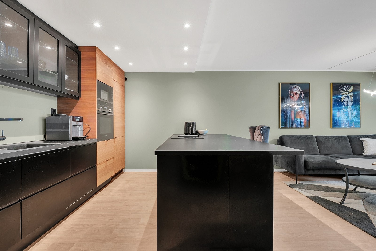 Åpen stueløsning for sosialt samvær og god plassutnyttelse. Galleribilde