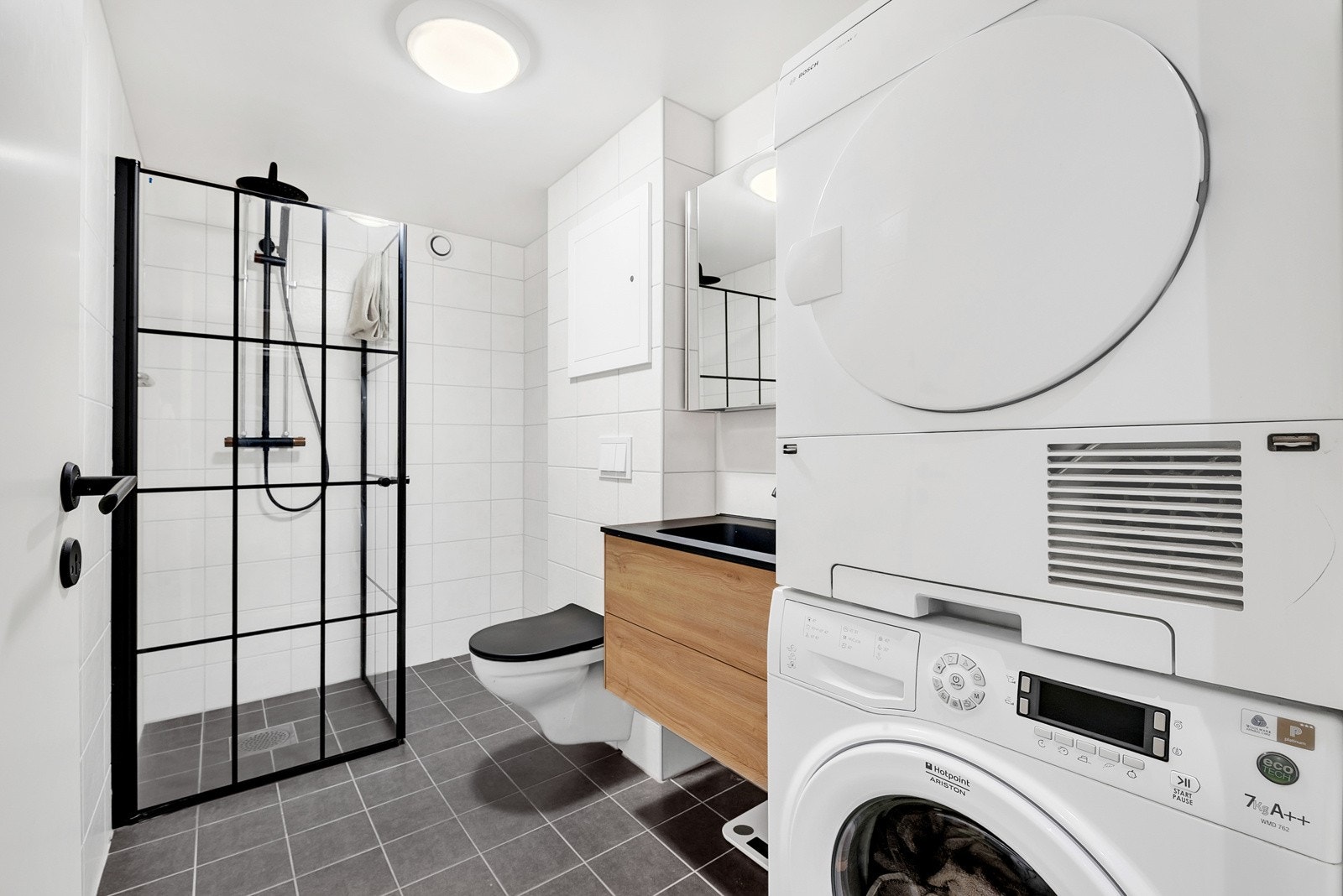 Delikat bad fra 2018 med moderne innredning og regnfallsdusj fra 2021. Galleribilde