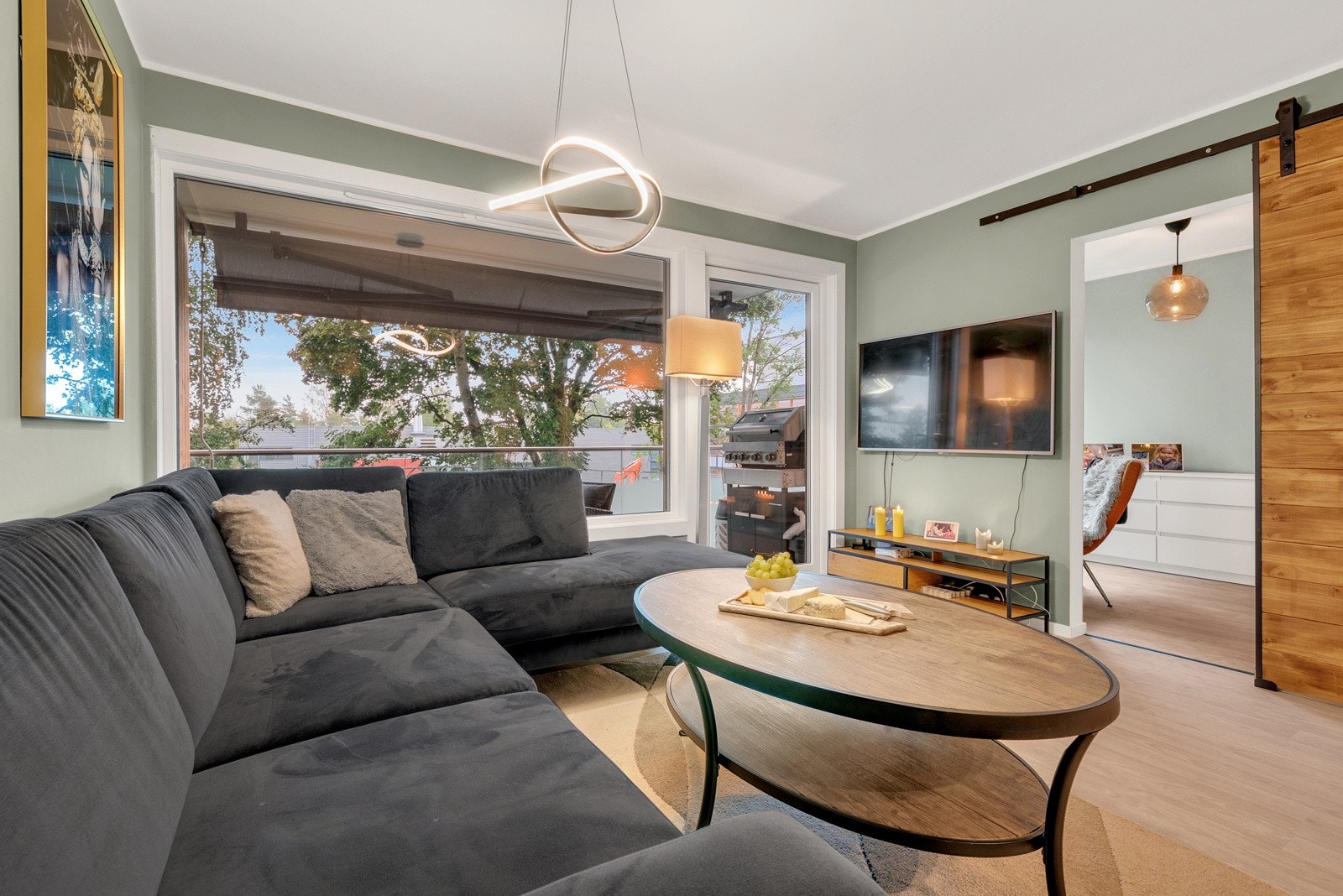 Den romslige stuen har god plass til underholdning og avslapning. Galleribilde