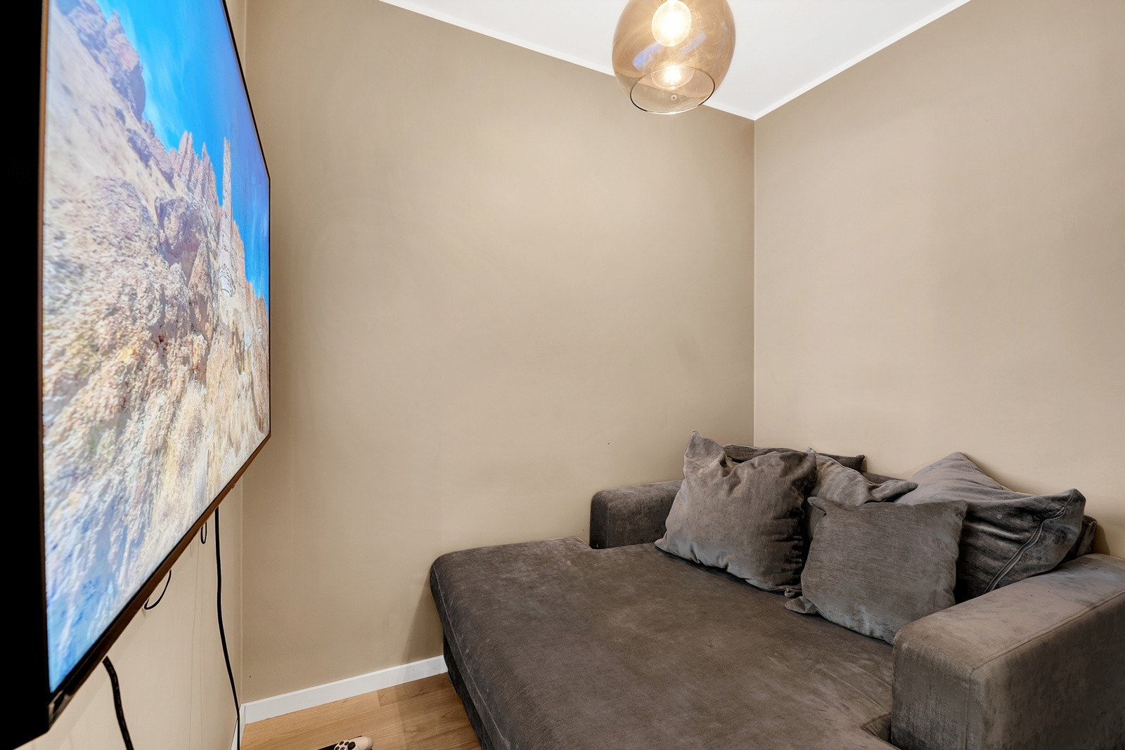 Den smarte planløsningen gir rom for alt du trenger, inkludert et praktisk hobbyrom. Galleribilde