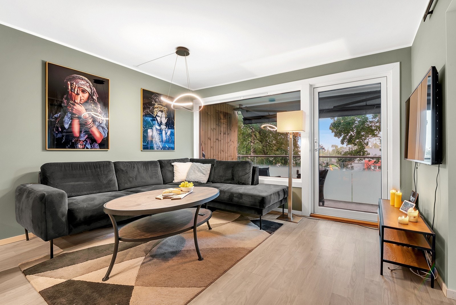 Presentert av Ansh Chattree v/ PrivatMegleren | Stue med naturlig lys og åpen atmosfære for hyggelige stunder. Galleribilde