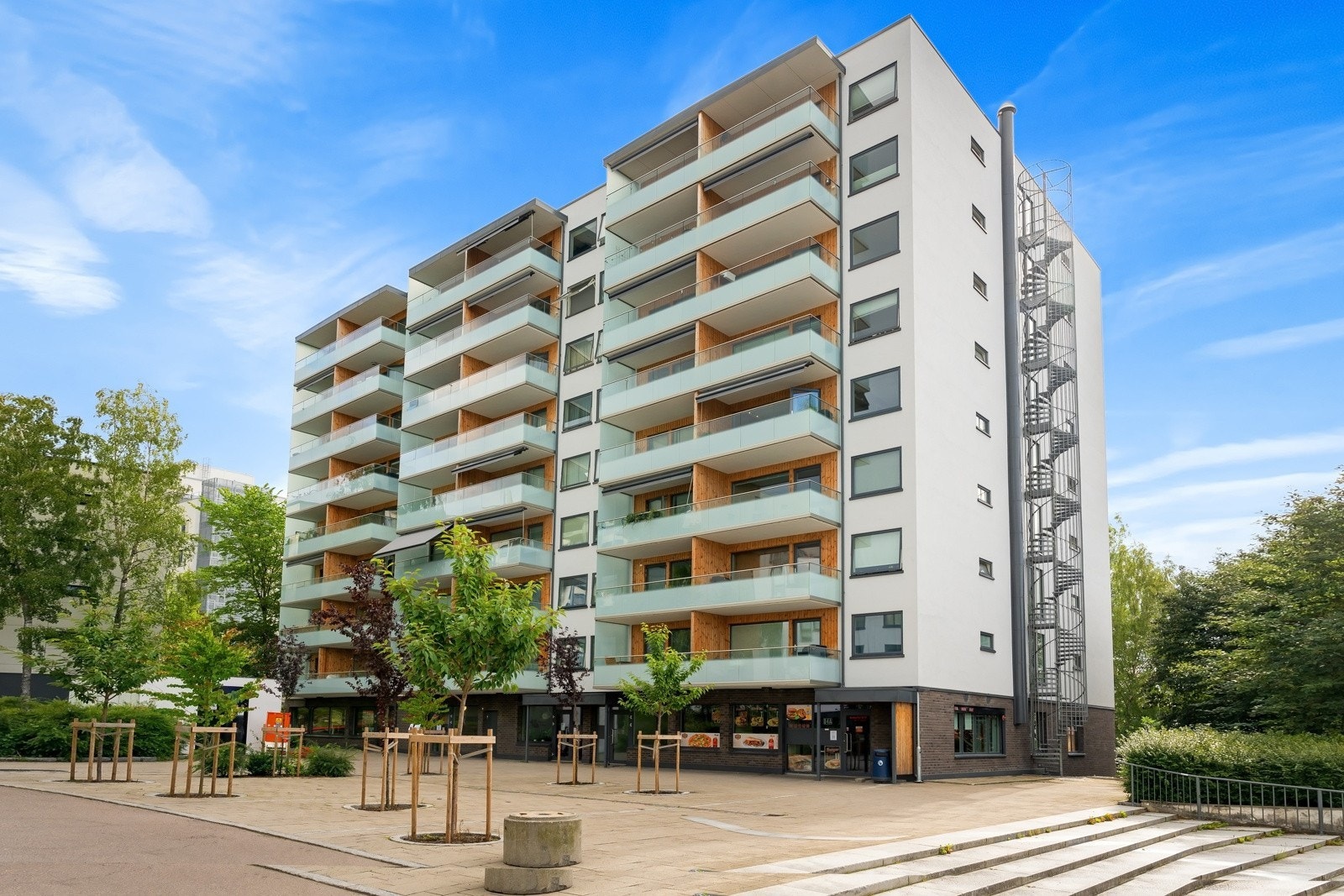 Hovseterveien 84D ligger vendt mot bilfritt gårdstun. Borettslaget har gjennomført flere store oppgraderinger de siste årene og fremstår som meget veldrevet. Galleribilde