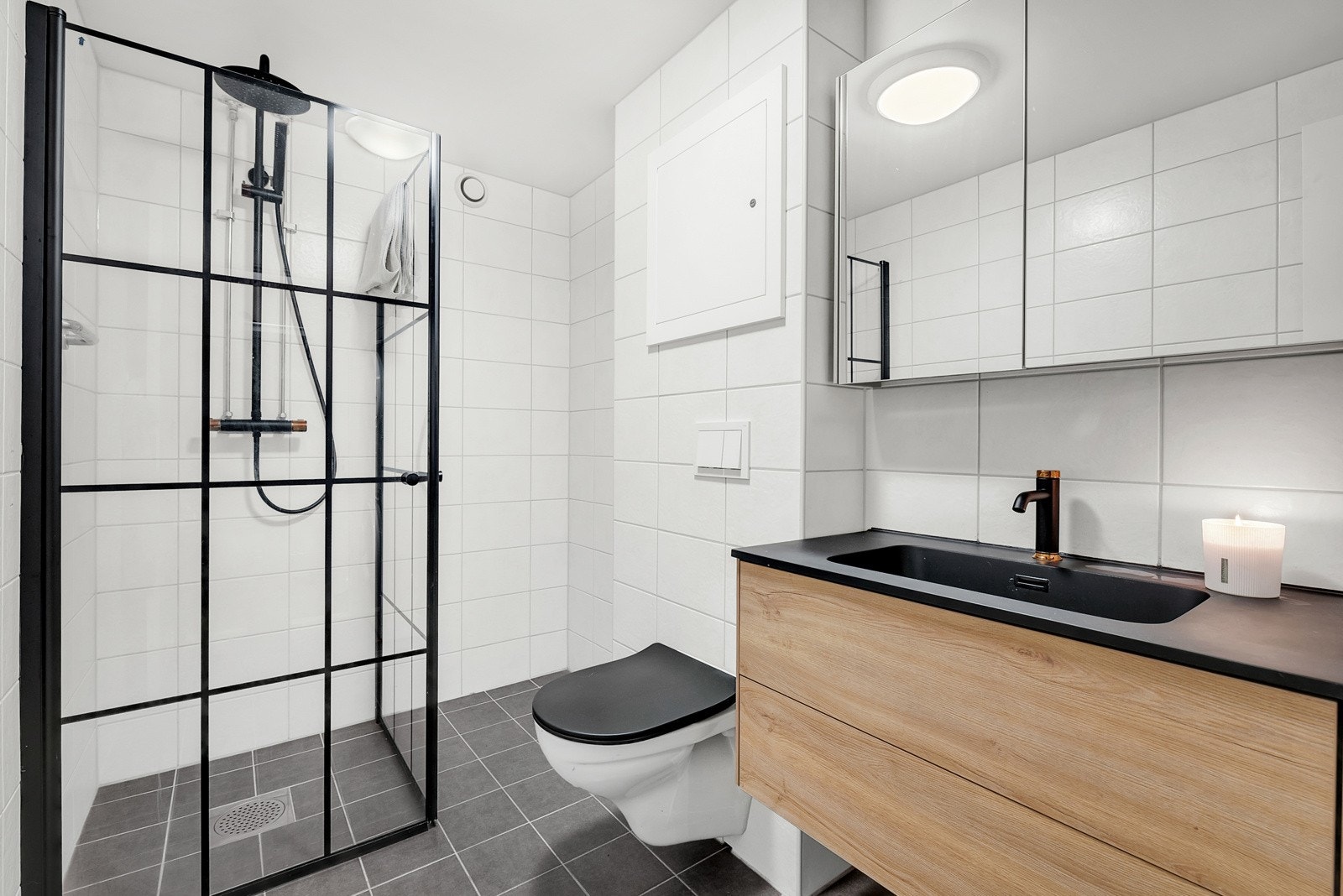 Den elegante regnfallsdusjen i badet gir en spa-opplevelse hjemme. Galleribilde