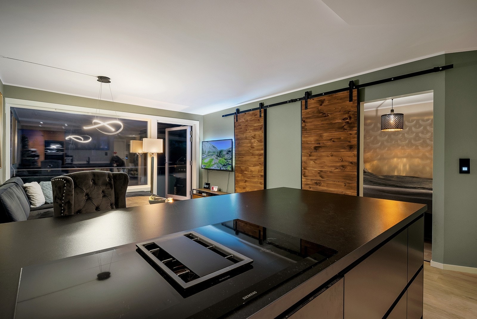 Lekkert kjøkken fra 2021 med øy og integrerte hvitevarer. Hvitevarene er påkostede toppmodeller med flere praktiske funksjoner, ekslusivt! Galleribilde