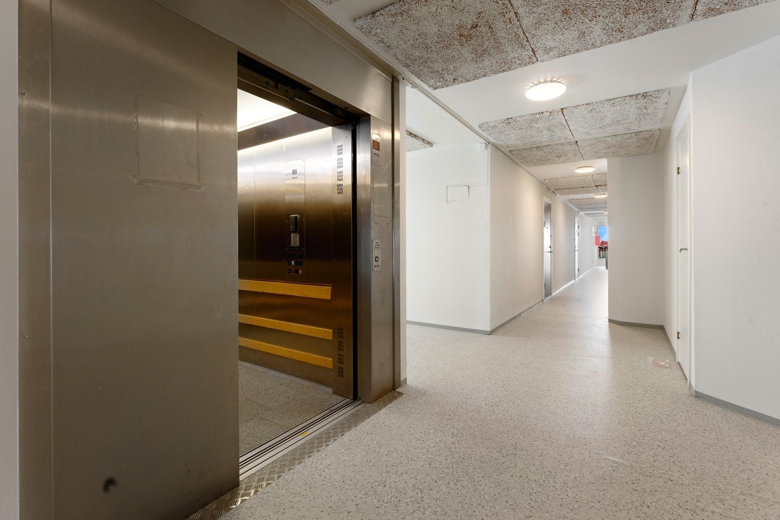 Bygget har heis til alle etasjeplan. Galleribilde