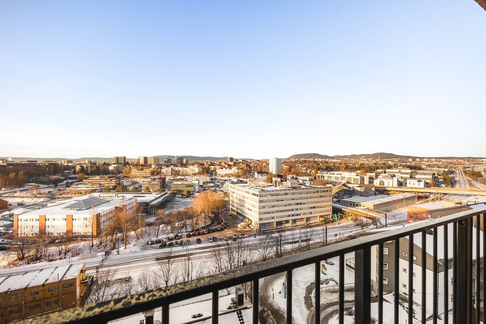 Leiligheten ligger høyt og fritt i byggets 8. etasje med fantastisk utsikt over Oslo. Galleribilde