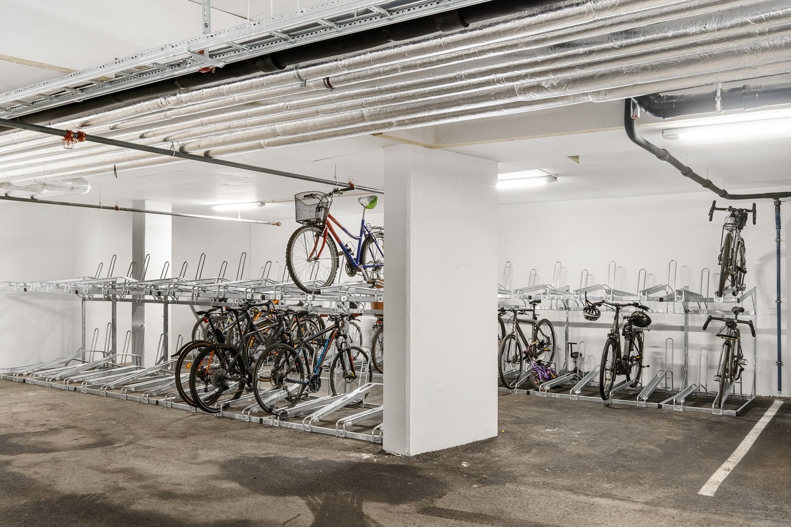 Det er sykkelparkering i borettslaget. Galleribilde