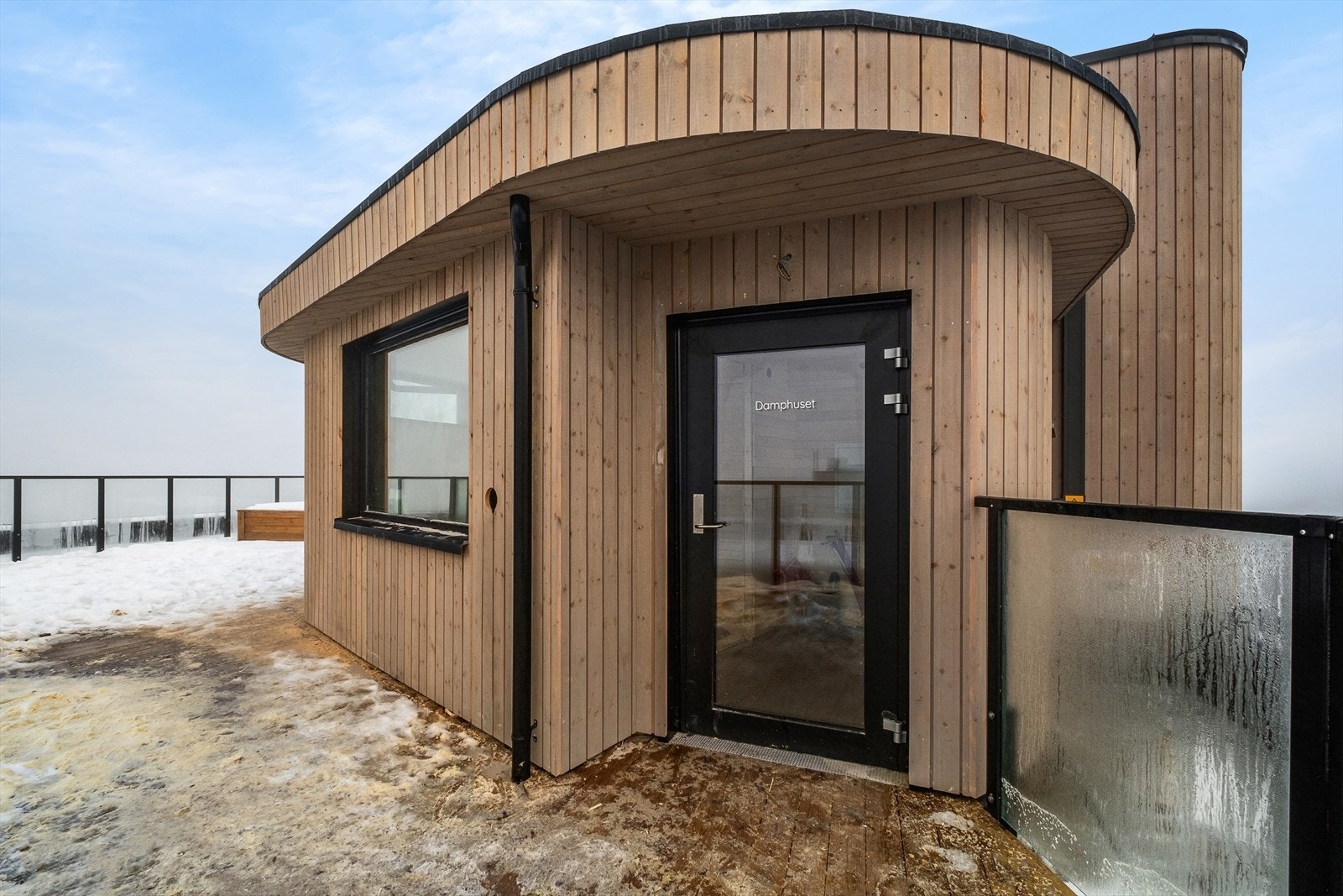 Saunaen kan bookes gjennom en superenkel app der du kan ha saunaen for deg selv eller for deg og dine venner. Galleribilde