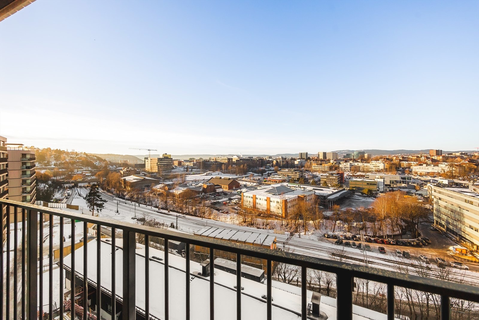 Med god plass og eksponering for solen, kan du nyte deilige solrike dager på balkongen. Galleribilde