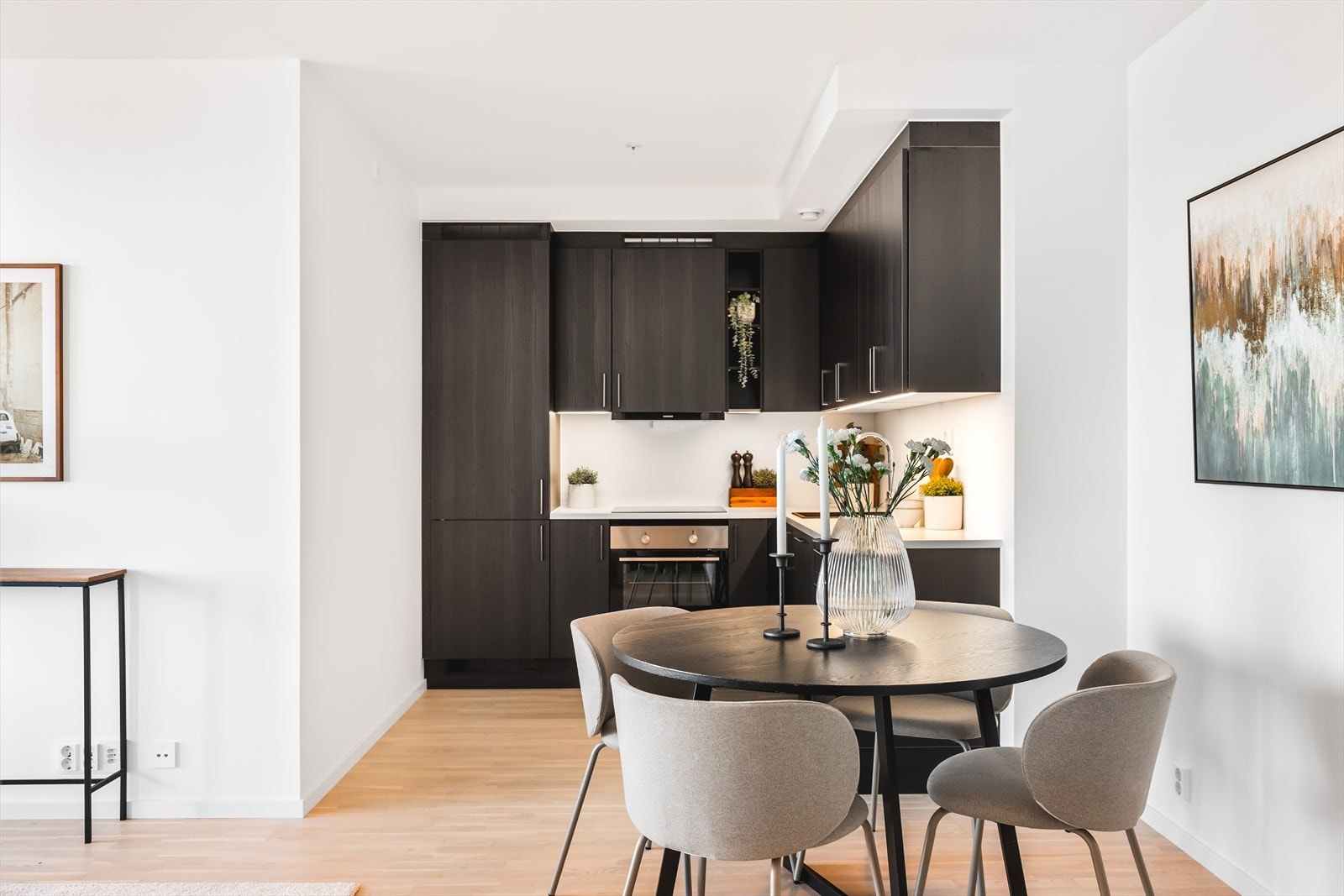 I tilknytning til kjøkkenet er det godt egnet plass til en hyggelig spisegruppe, som gir rom for gjester på besøk. Galleribilde