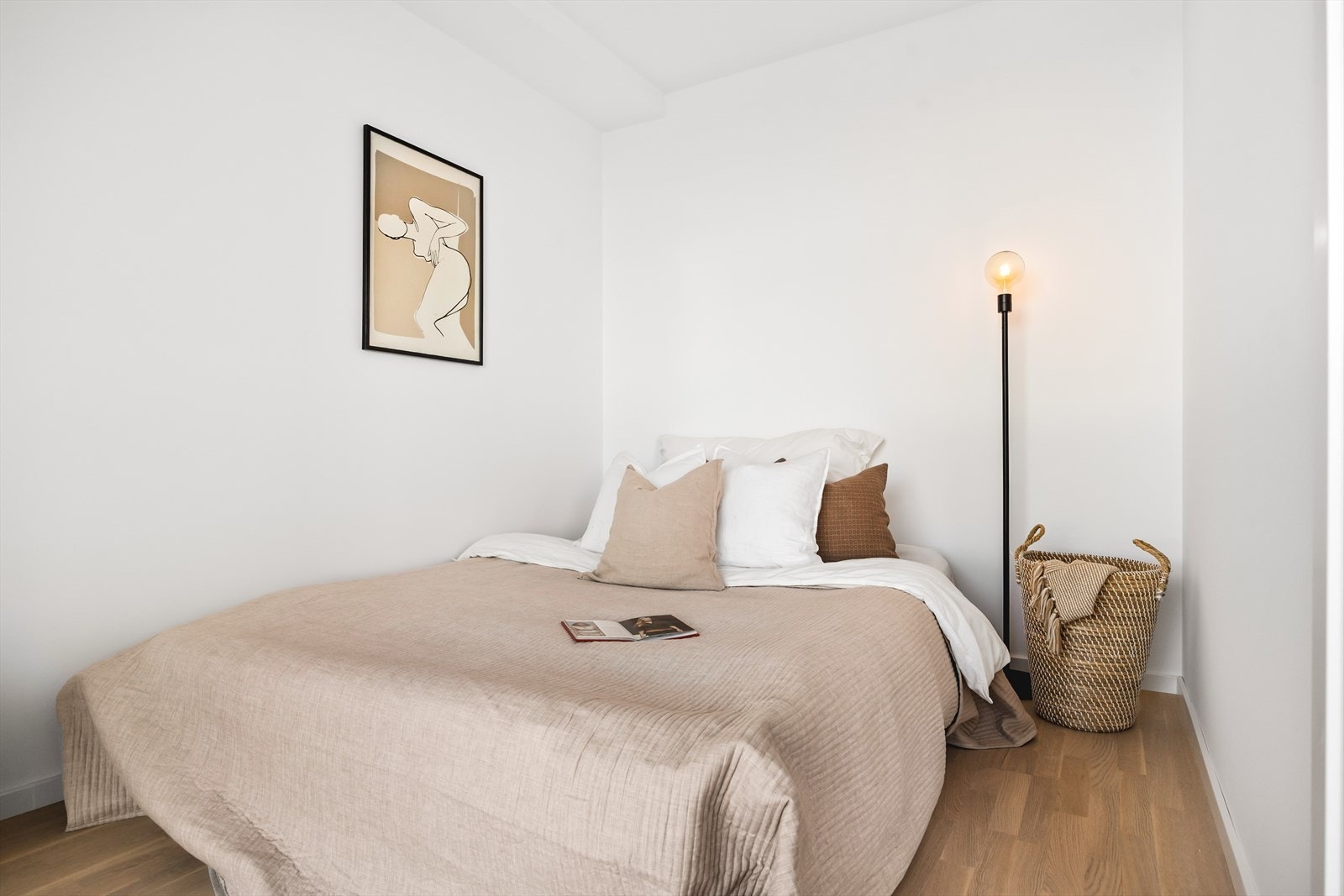 Soverom 2: Dette soverommet er også av god størrelse. Her kan du enkelt innrede med seng samt tilhørende møbler. Galleribilde