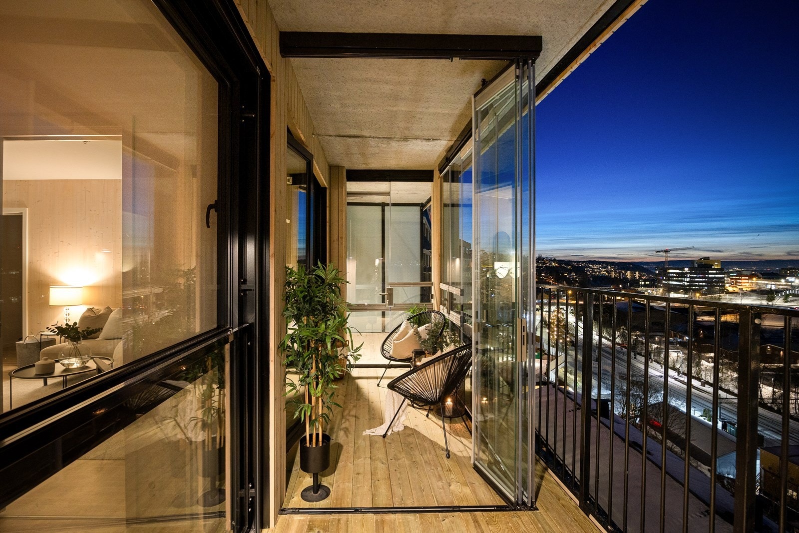 Leiligheten byr på en svært flott balkong på ca. 14 kvm hvorav 4 kvm er innglasset med gode møbleringsmuligheter. Galleribilde