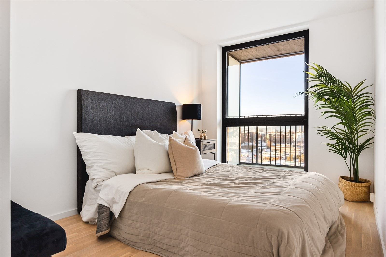 Soverommet er av god størrelse med plass til dobbeltseng, nattbord og tilhørende møbler. Galleribilde