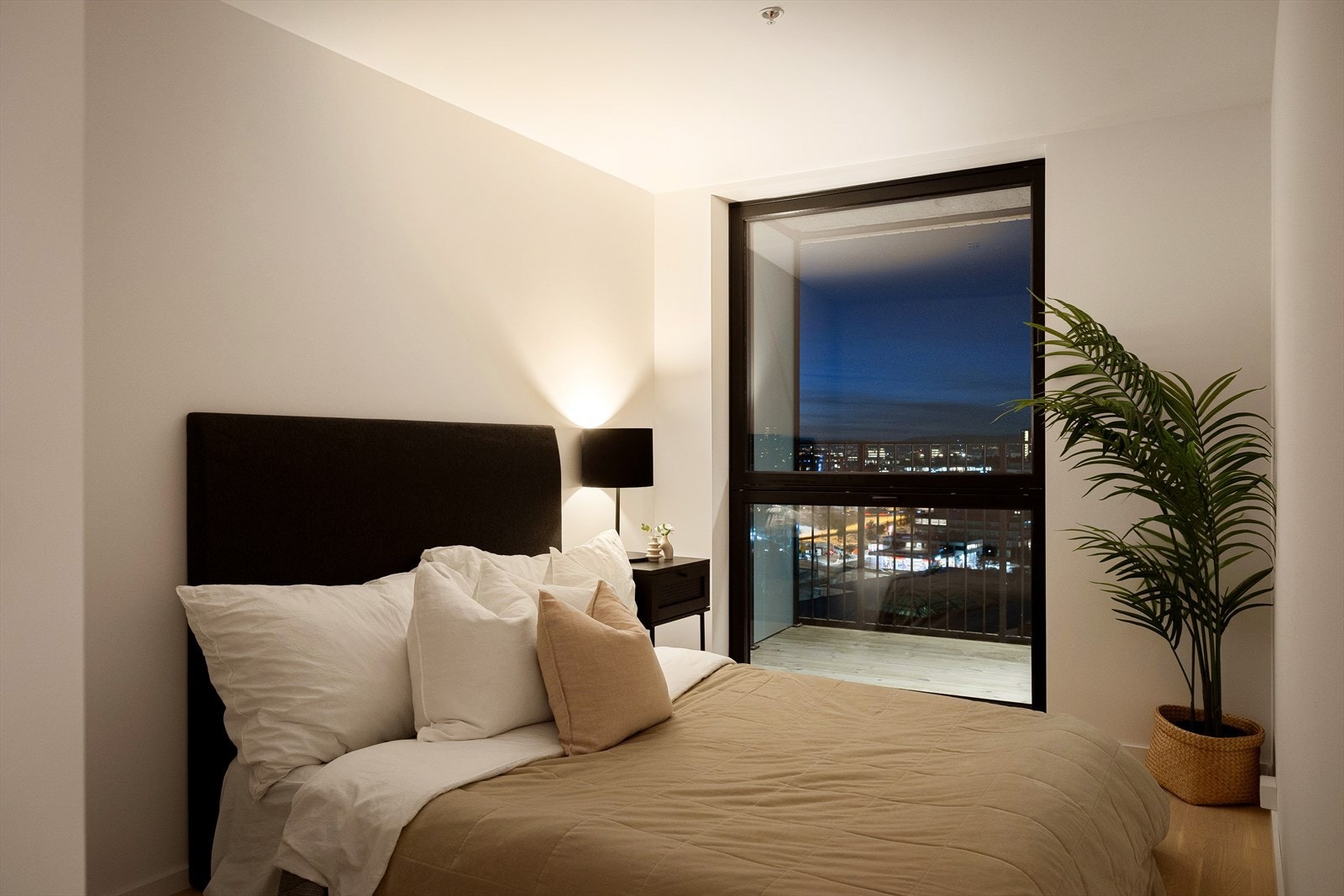 Blandingen av delikate og lune fargevalg på veggene og store vindusflater gir rommet en behagelig følelse. Galleribilde