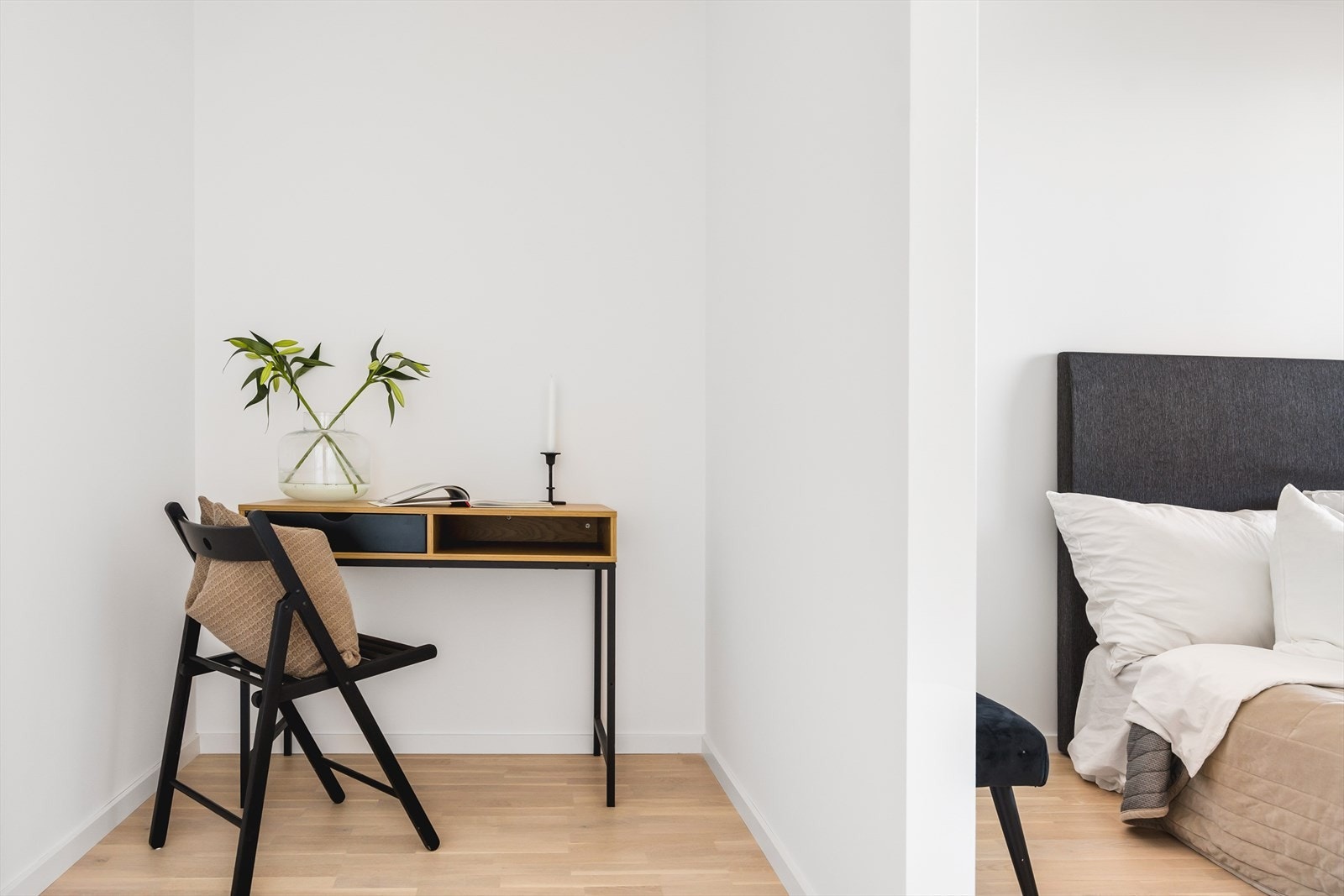 Hovedsoverommet: Soverommet er delt opp i to soner, hvor det er god plass til et skrivebord, eventuelt gjøre det om til et åpent garderobeskap. Galleribilde