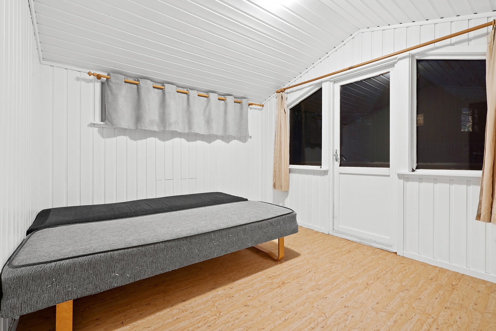 Soverom med balkong på loft Galleribilde